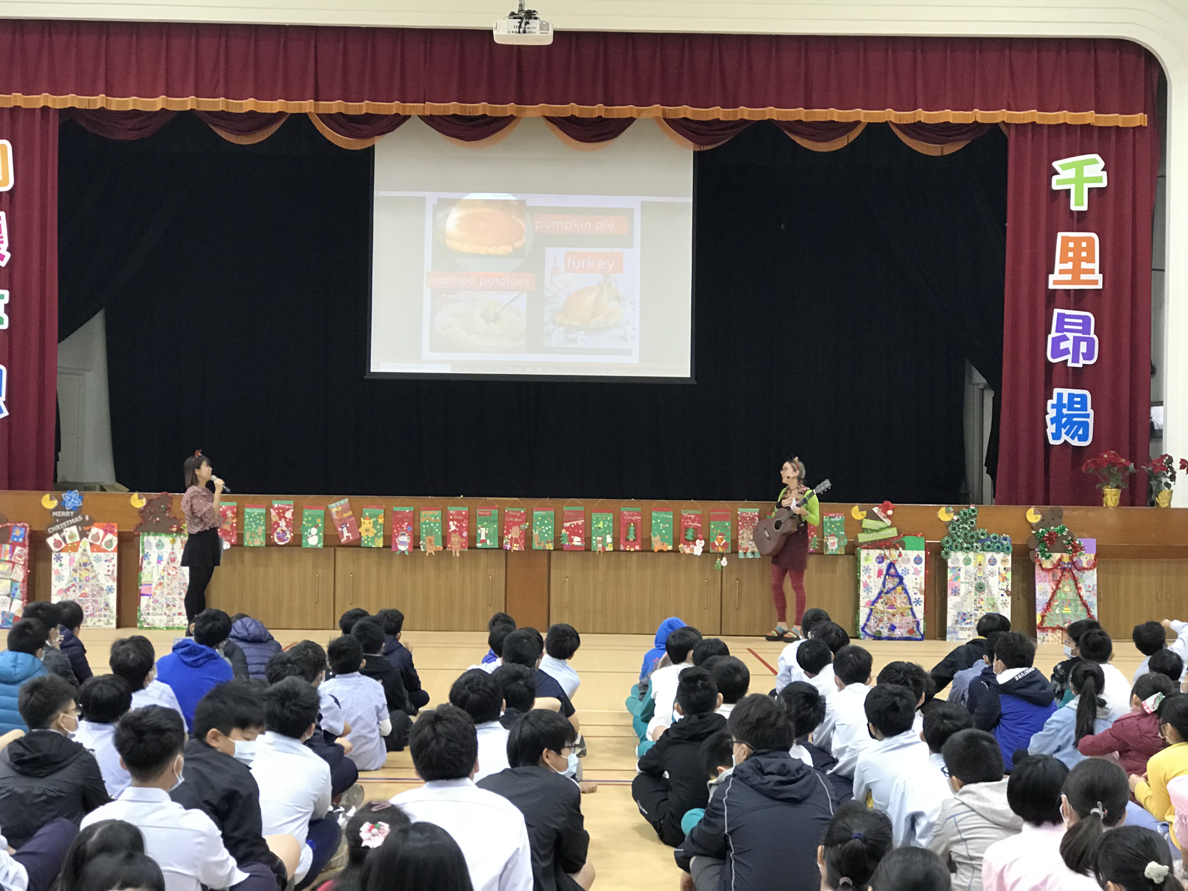 外師介紹自己家鄉過聖誕節情況