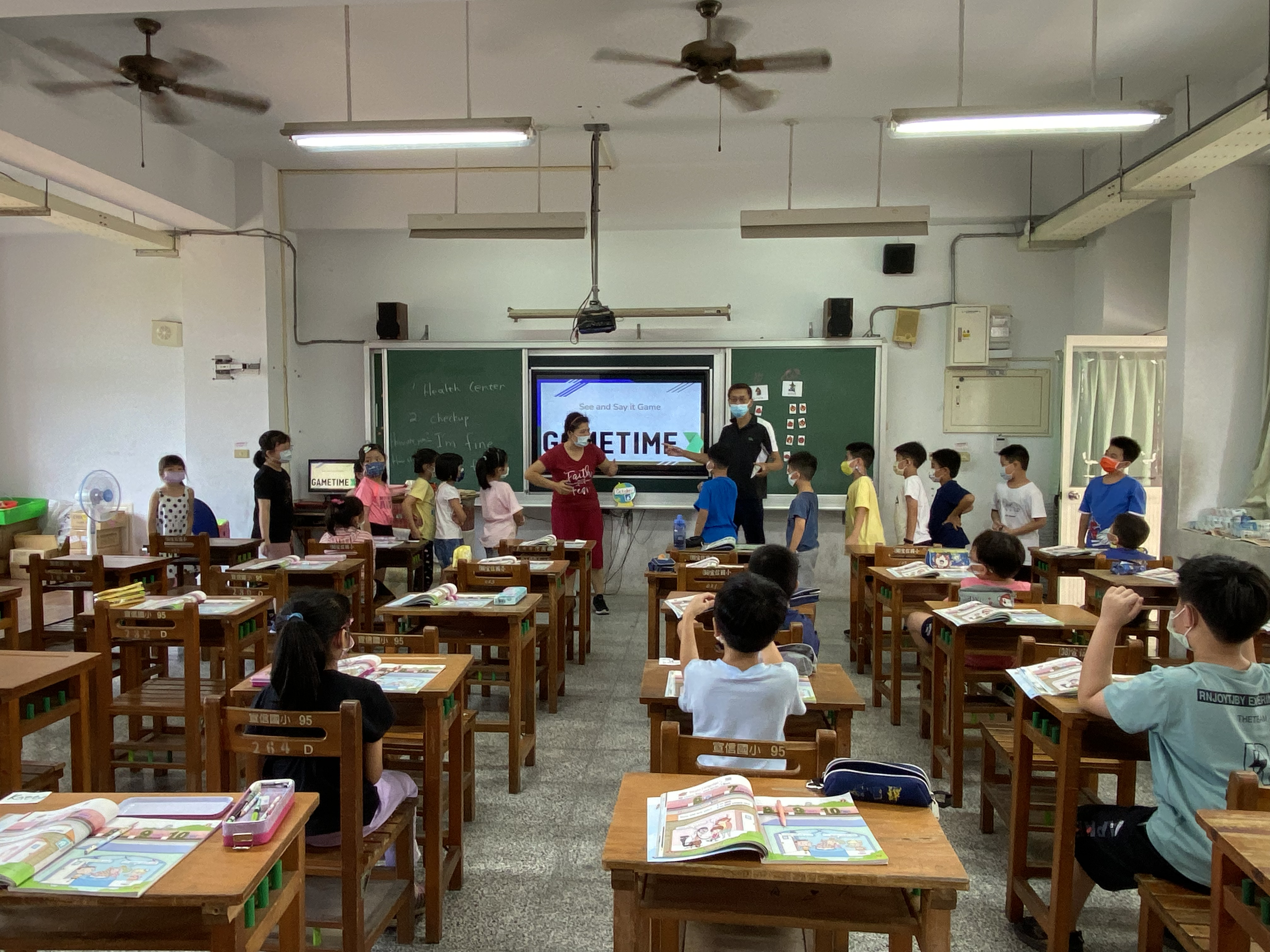 認真聽課的學童們