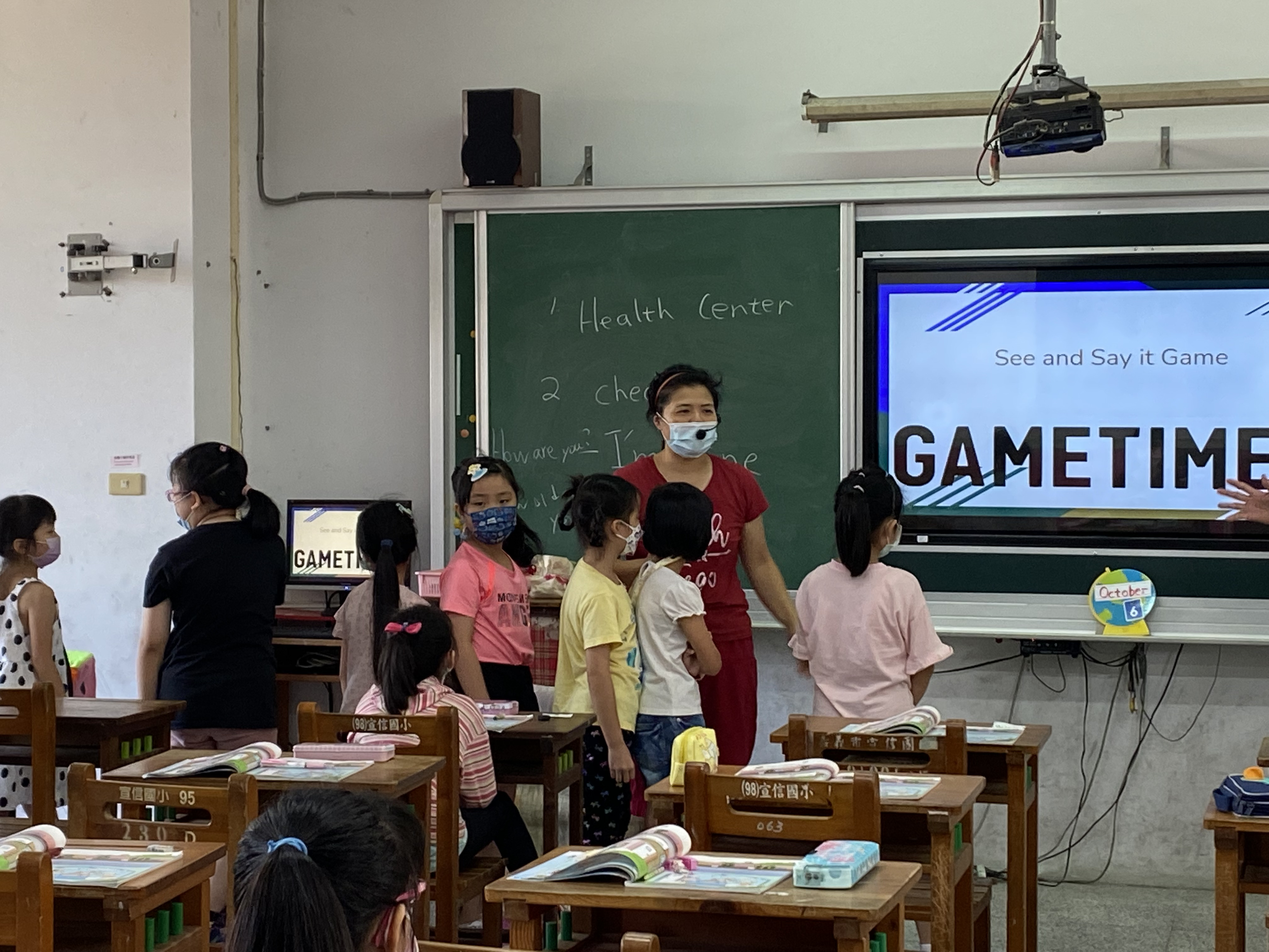 女孩們正在排隊玩遊戲