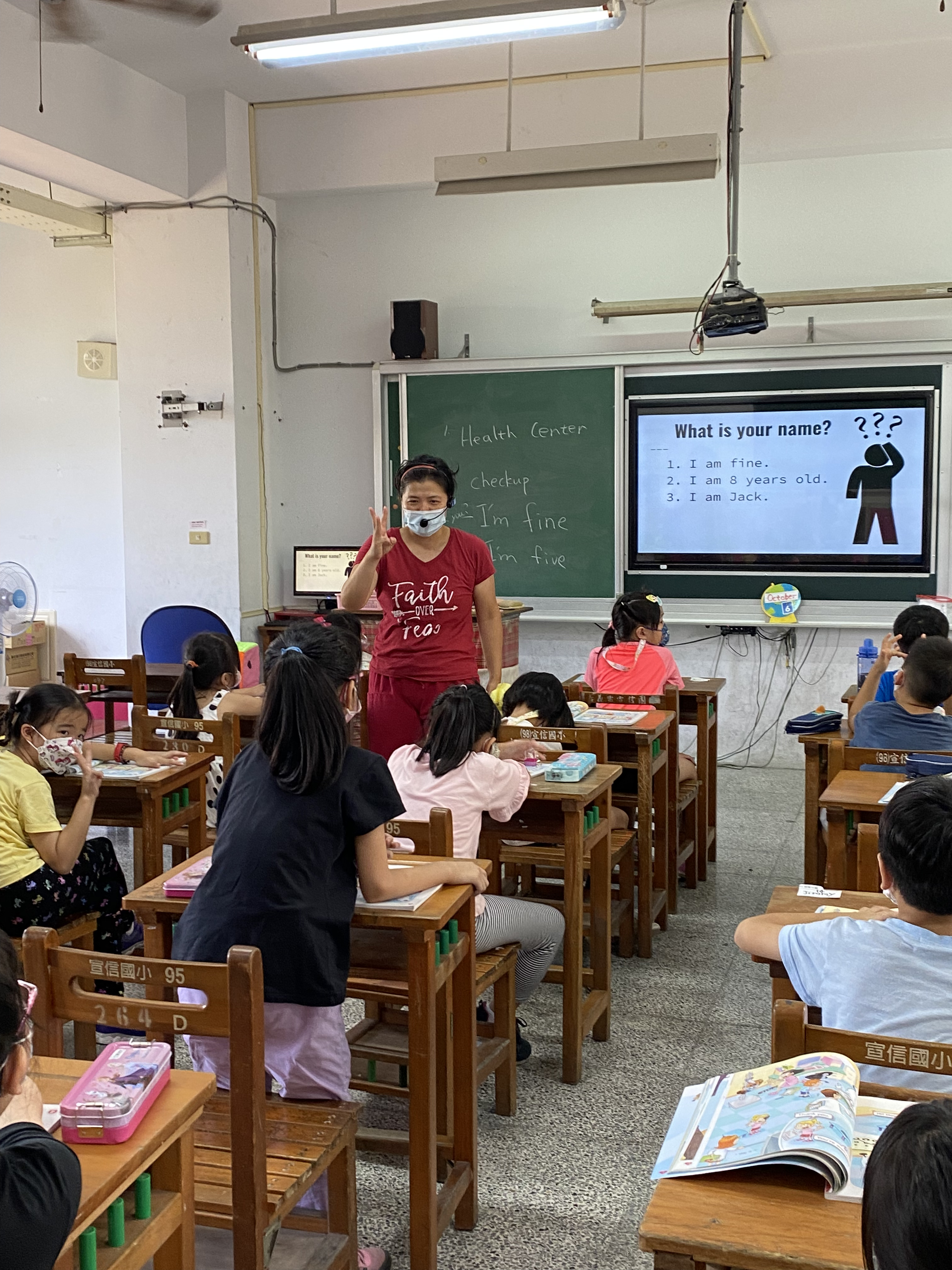 以手勢引導學生作答