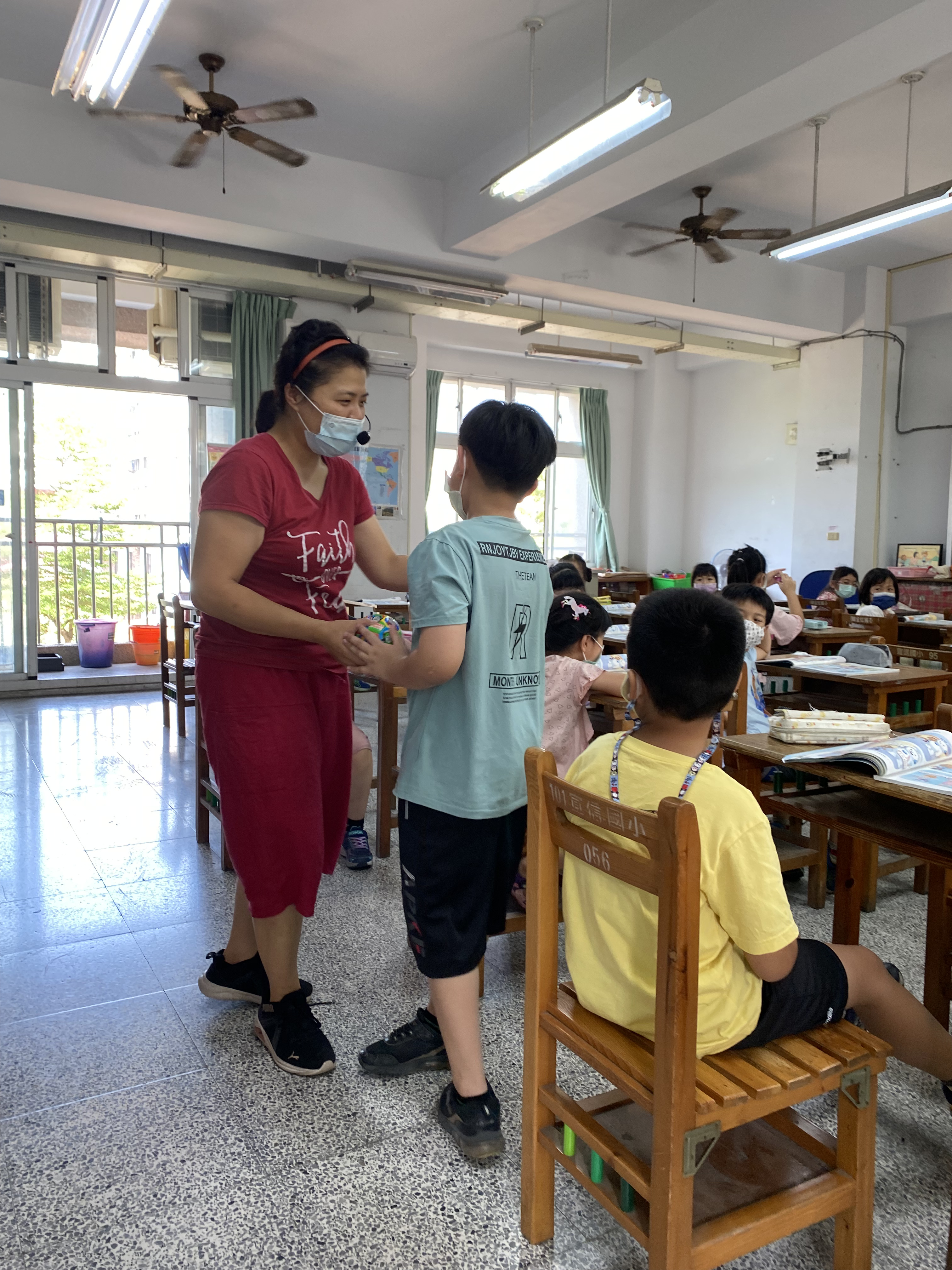 鼓勵學童回答問題