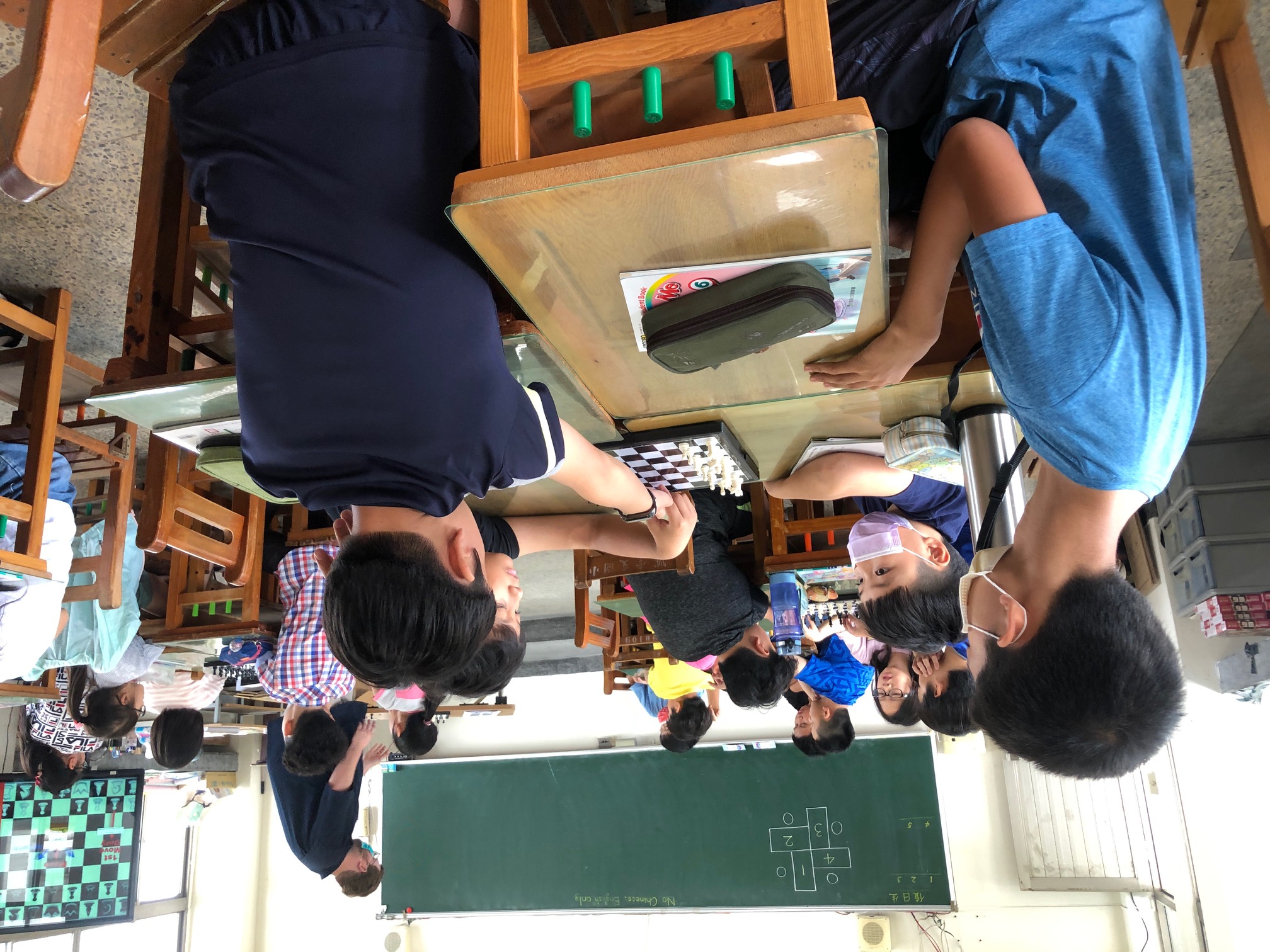 同學們認真聽老師上課