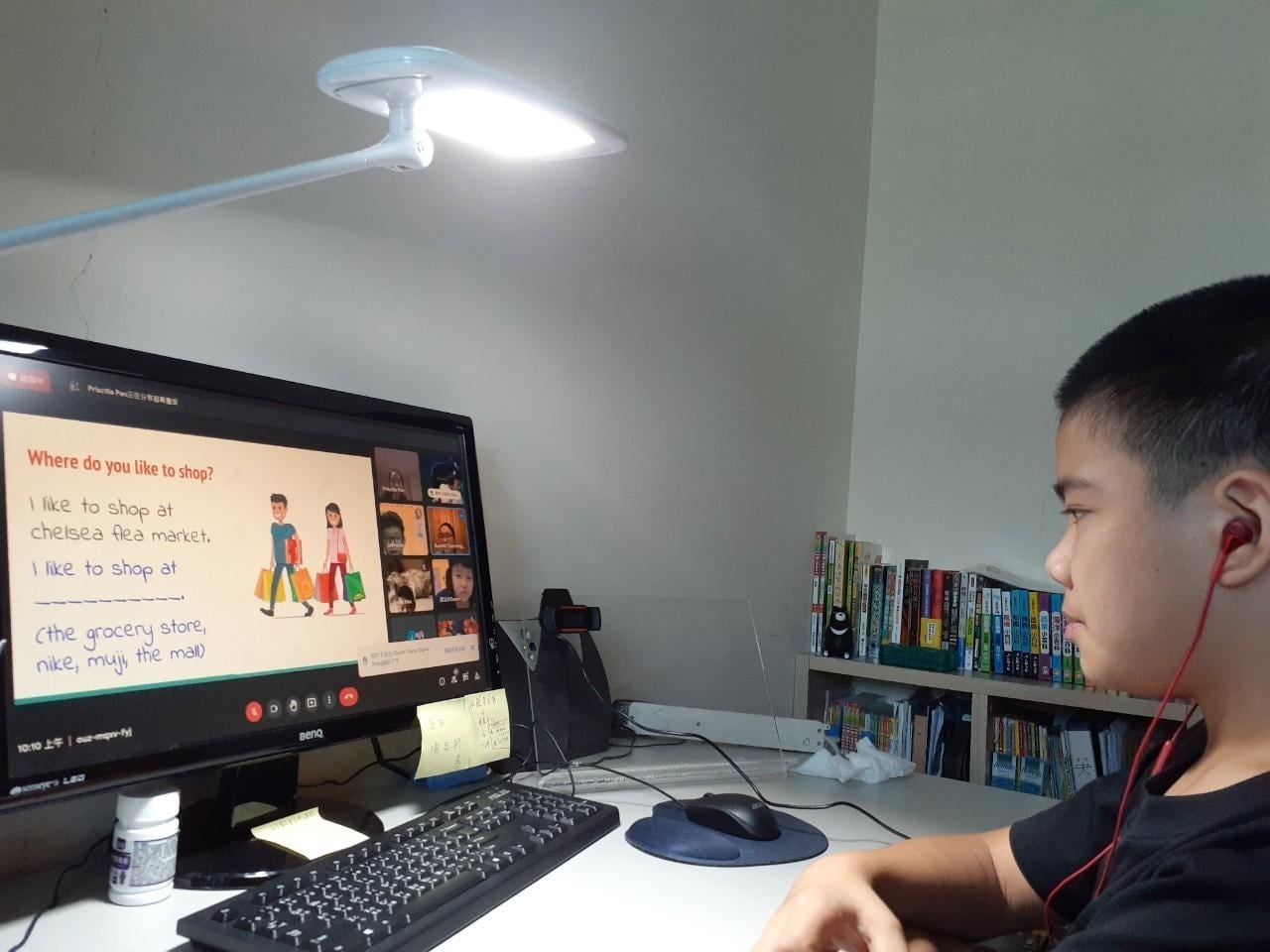 學童在家中參加英語營..