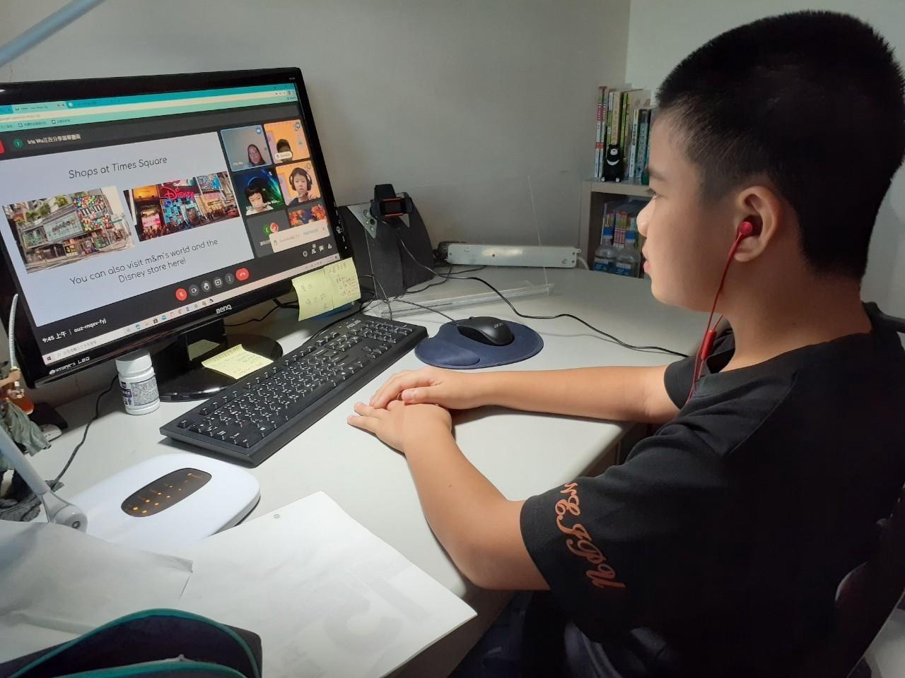 學童在家中參加英語營