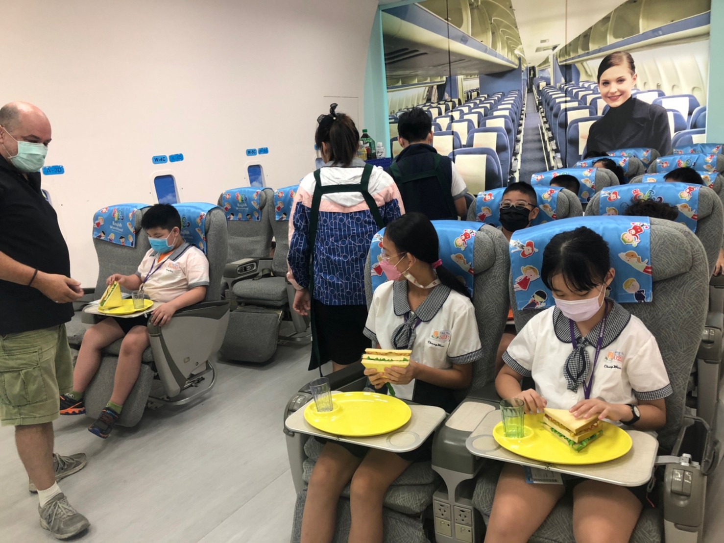 學童模擬機艙內用餐情形