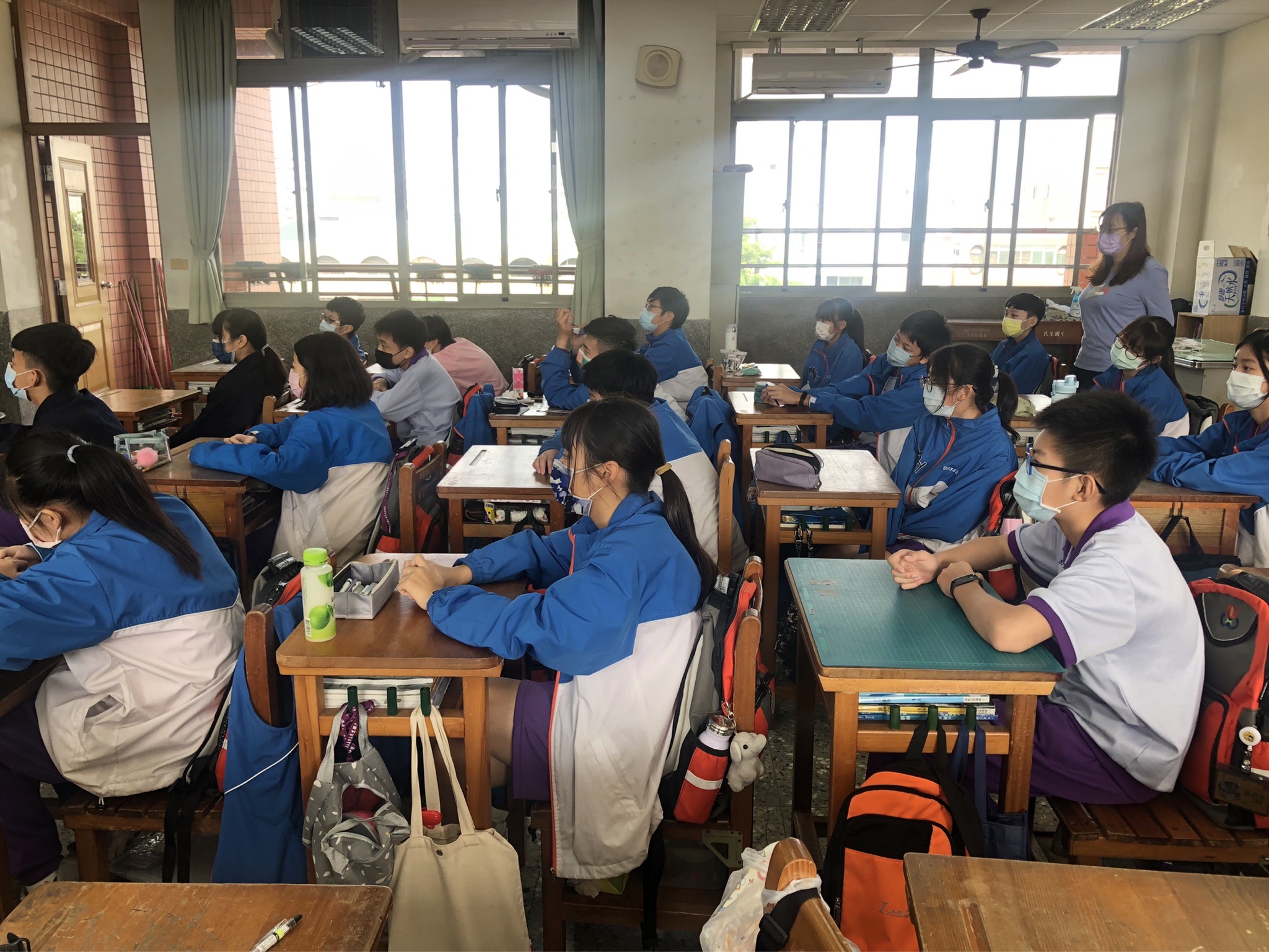 學生專心聽故事
