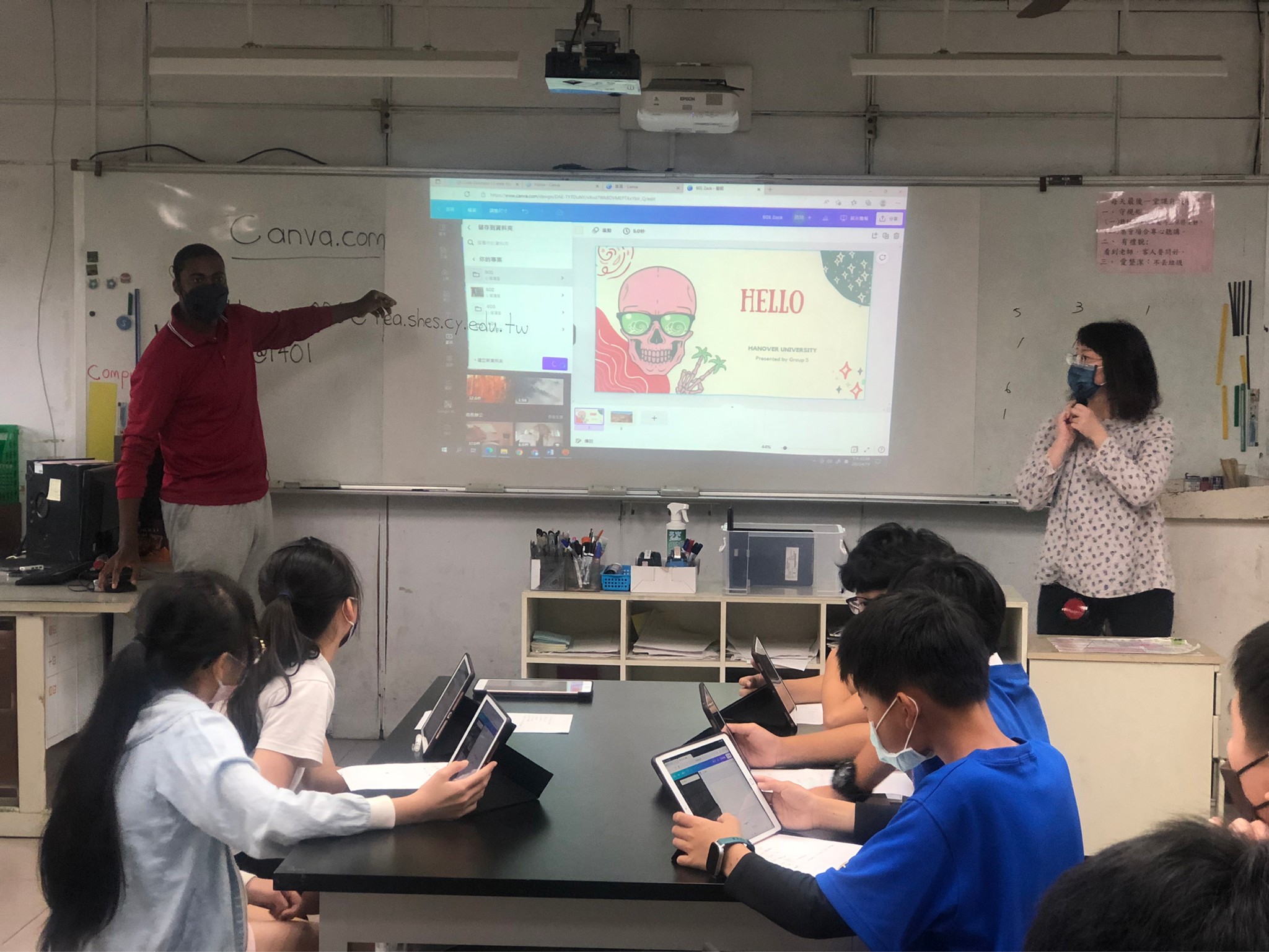 老師解釋Canva使用方式