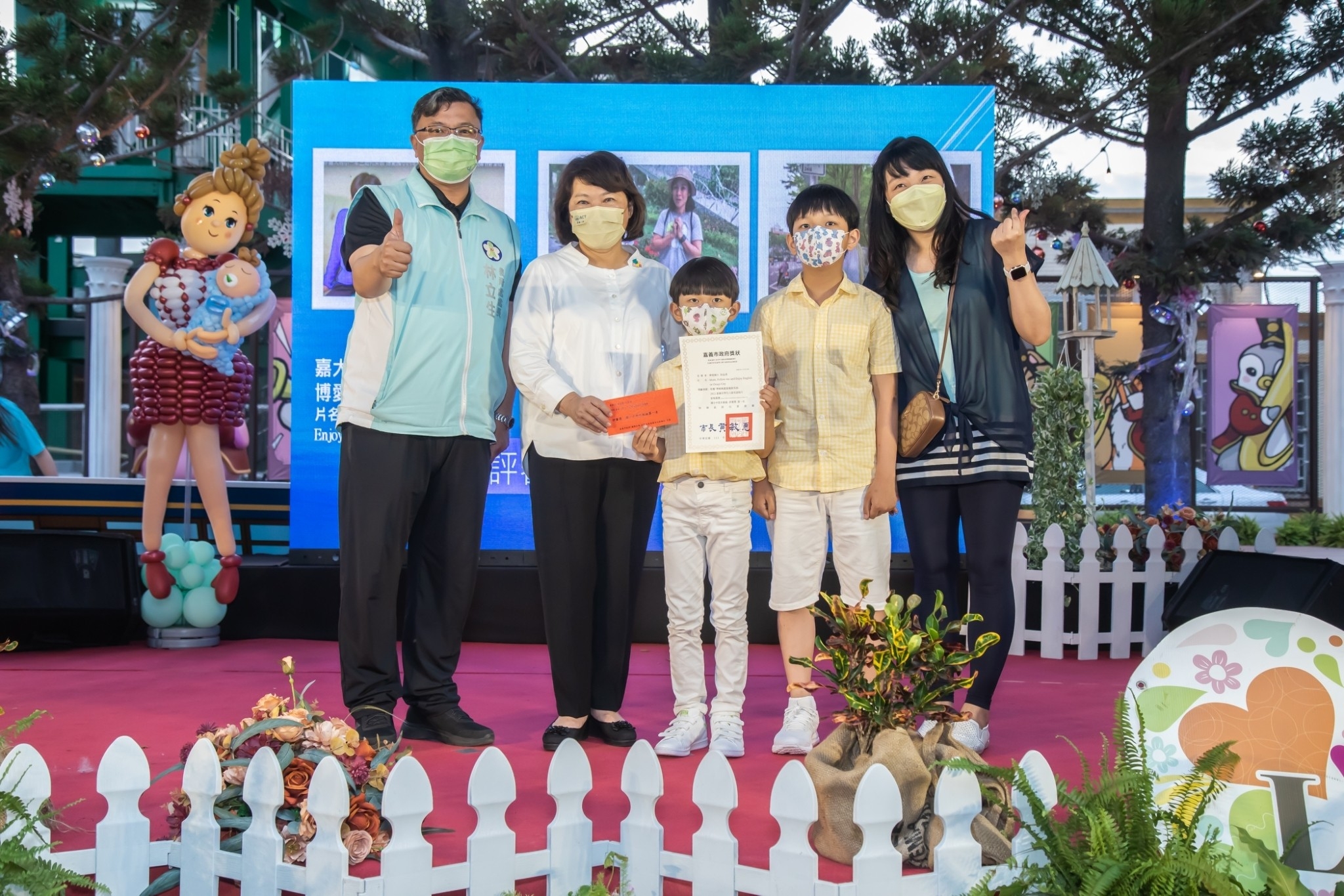 國小中低年級組人氣獎頒獎合影