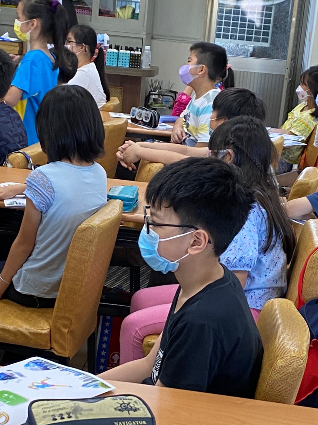 認真聽課的學童們