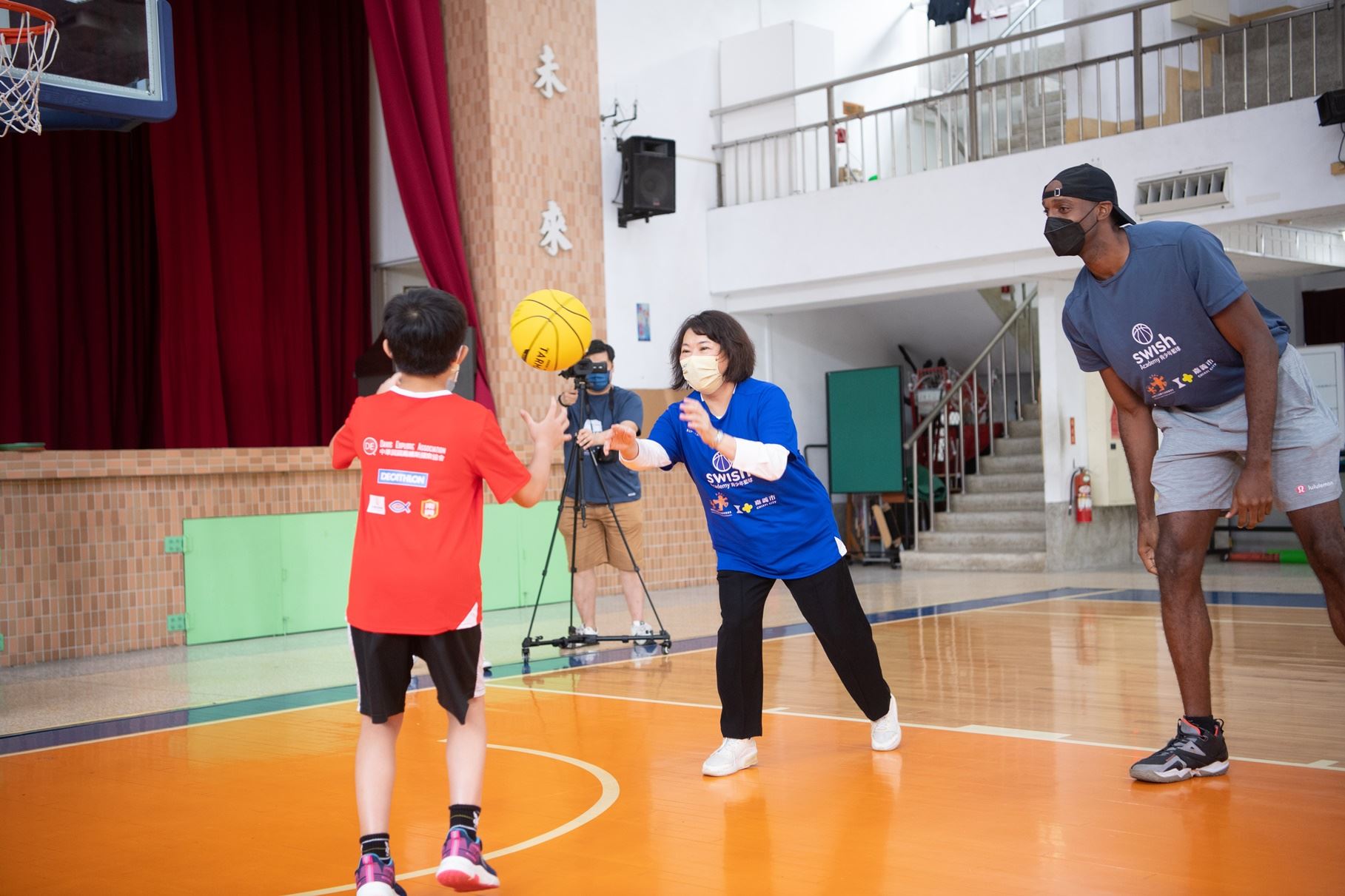 2022 Bilingual Basketball Camp- Mayor Huang and Q.Davis played basketball with students