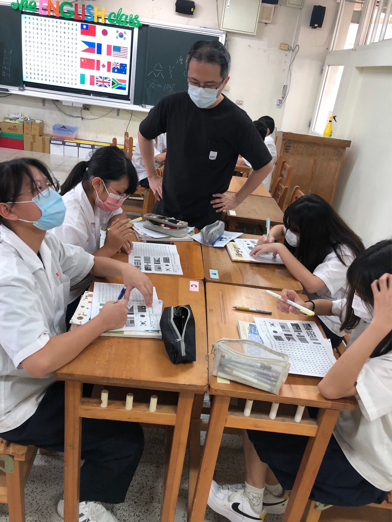 老師指導學生