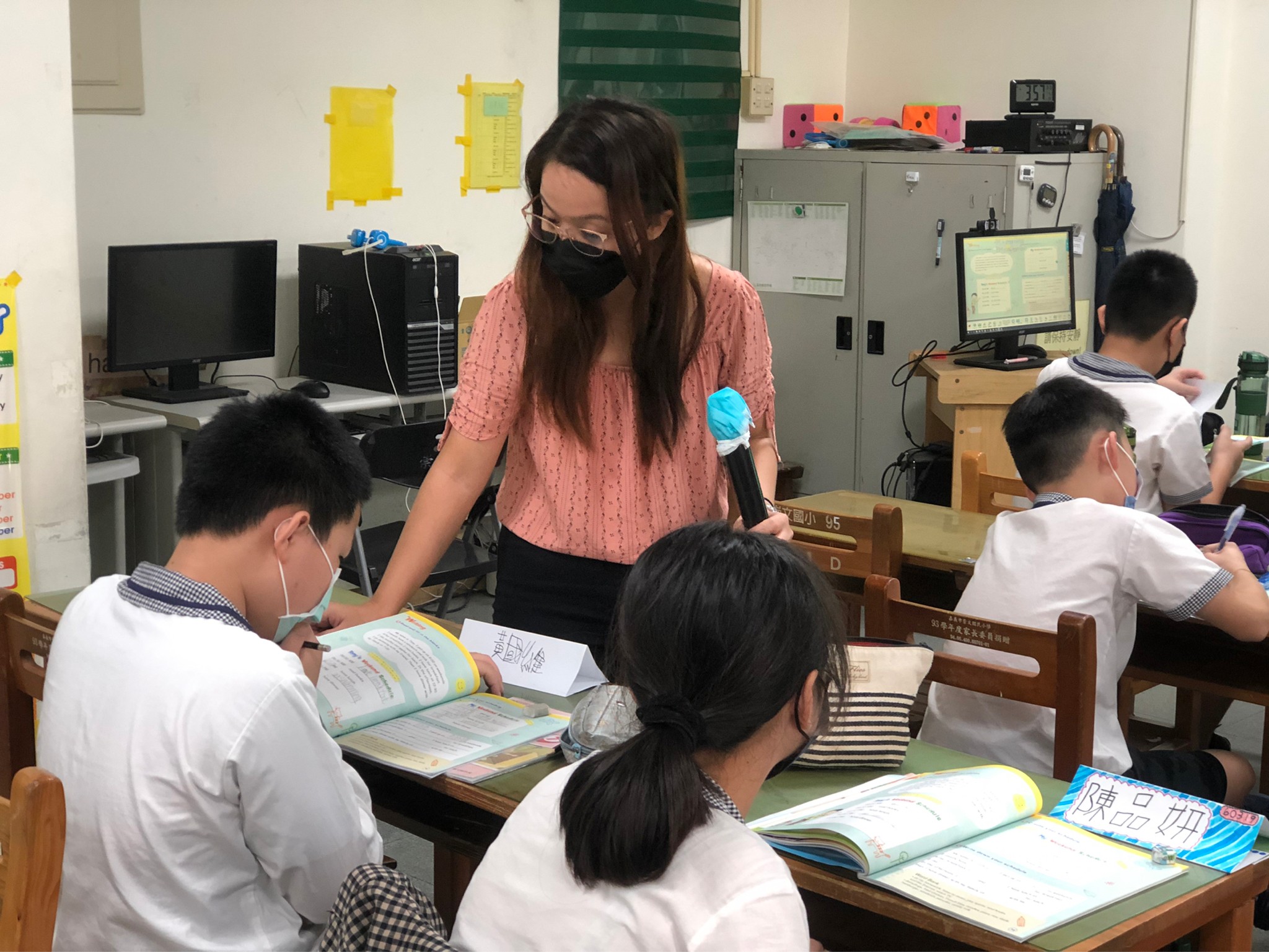 老師指導學生