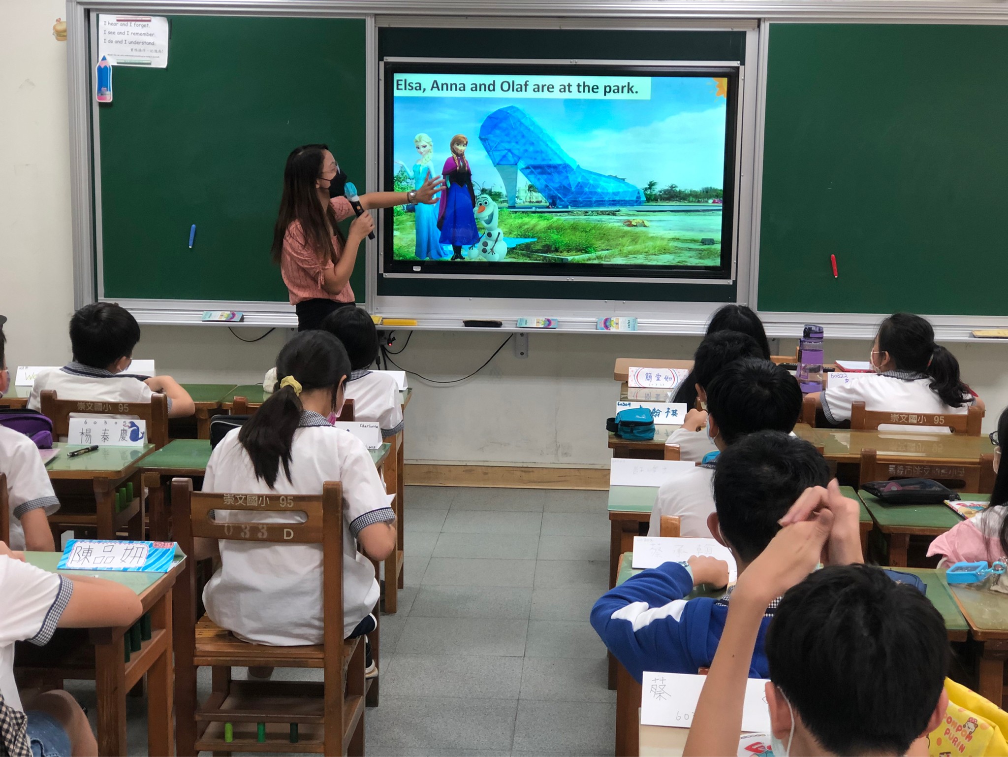 Elsa,Anna和Olaf 來到高跟鞋教堂