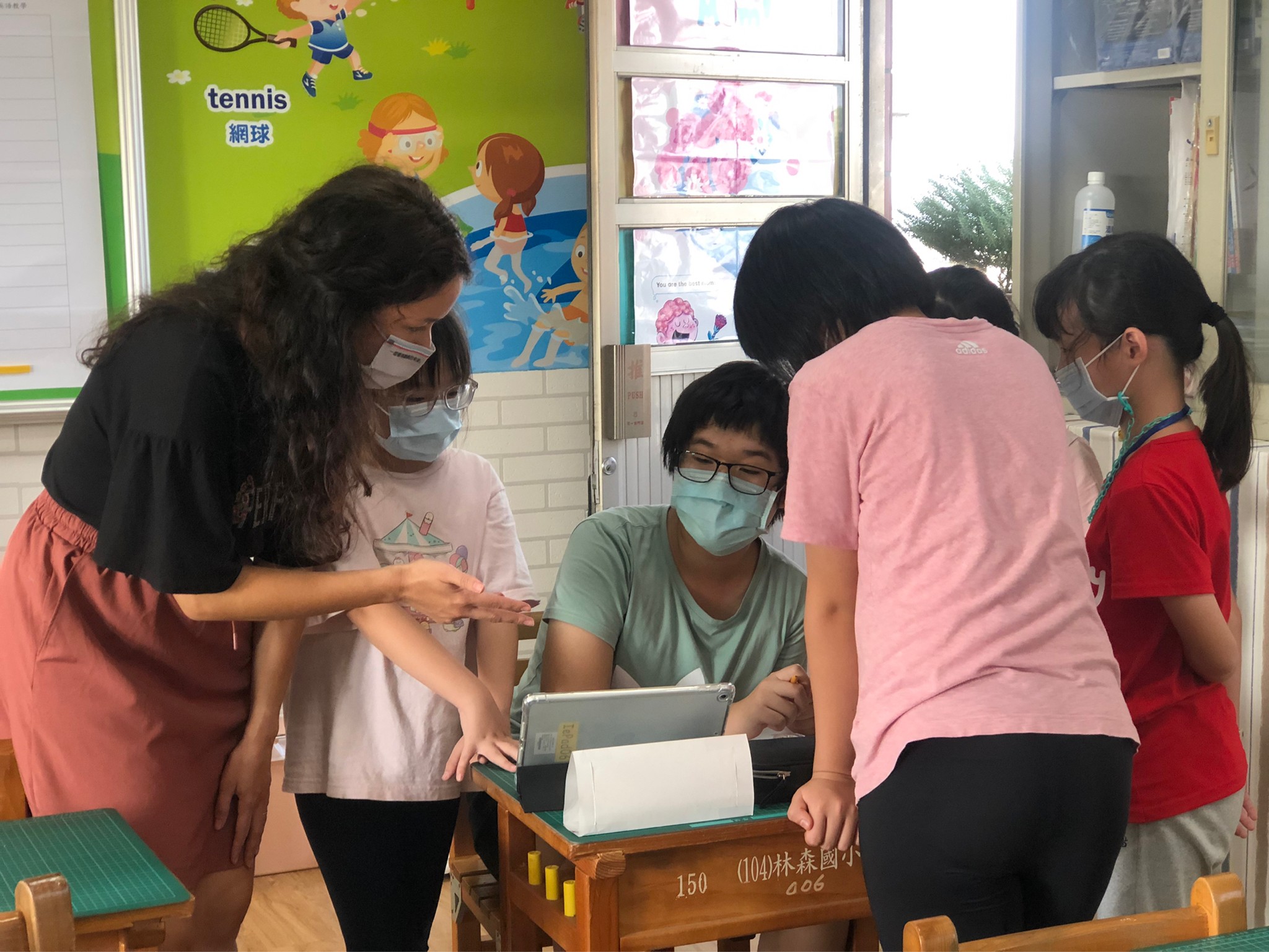 老師指導學生