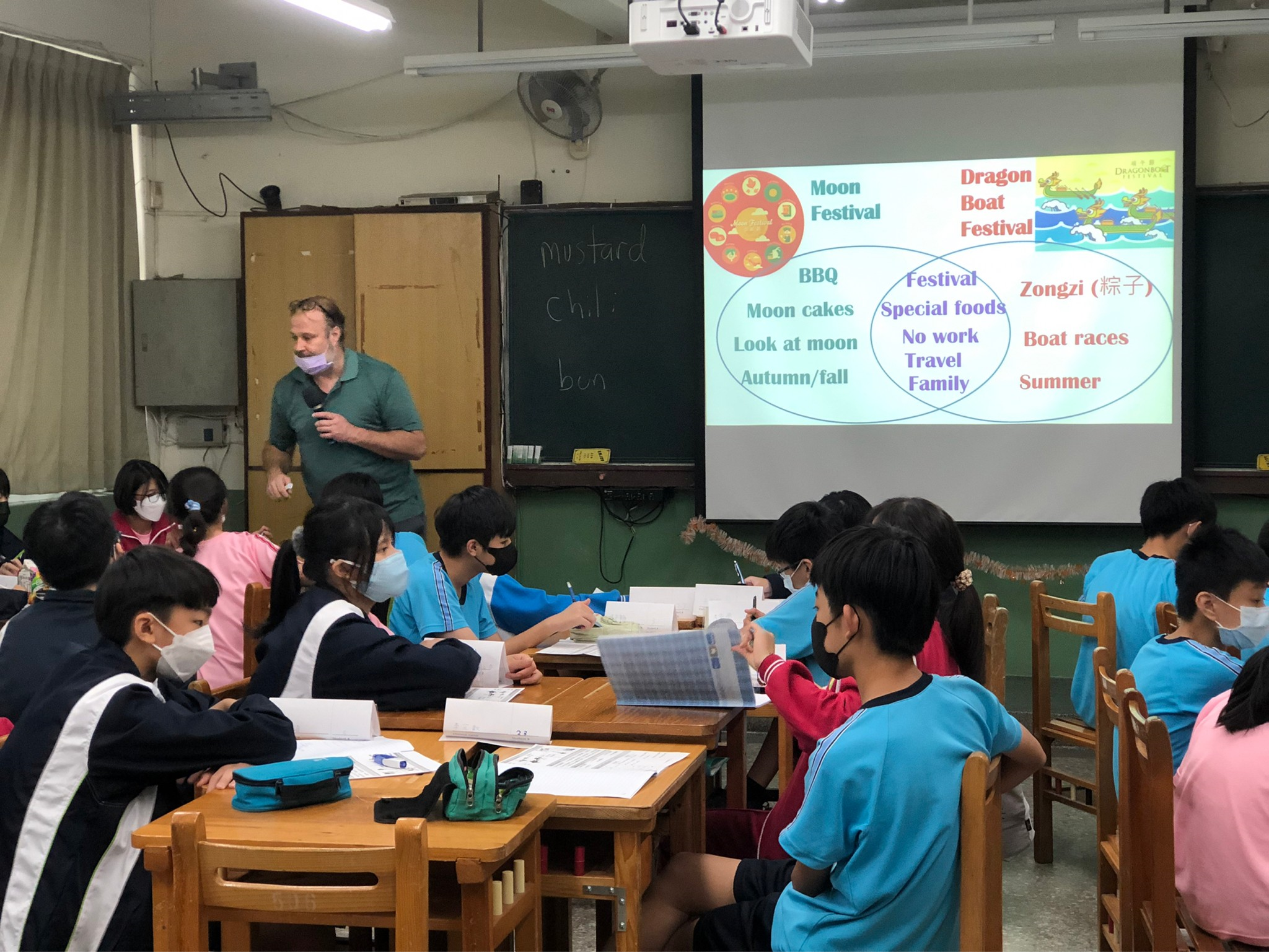 學生練習比較兩個節日