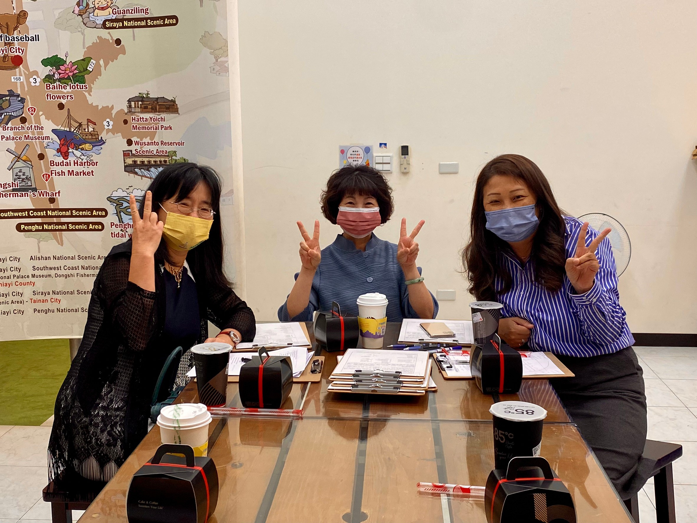 Professor Tsai having photo with two Principals