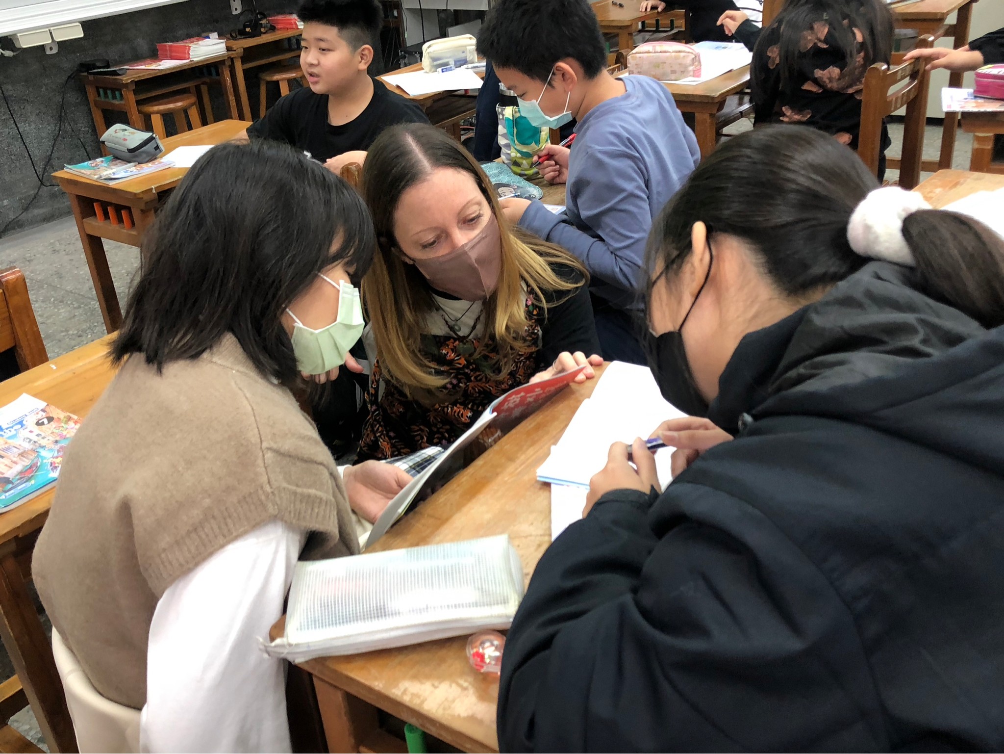 老師指導學生