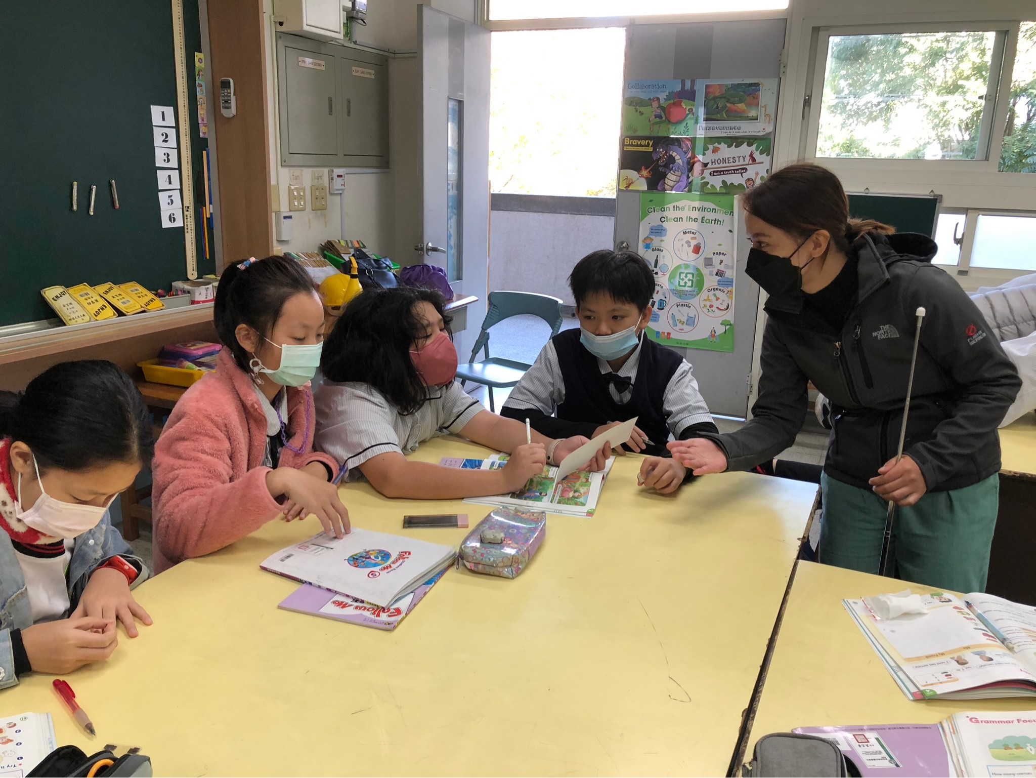 老師指導學生
