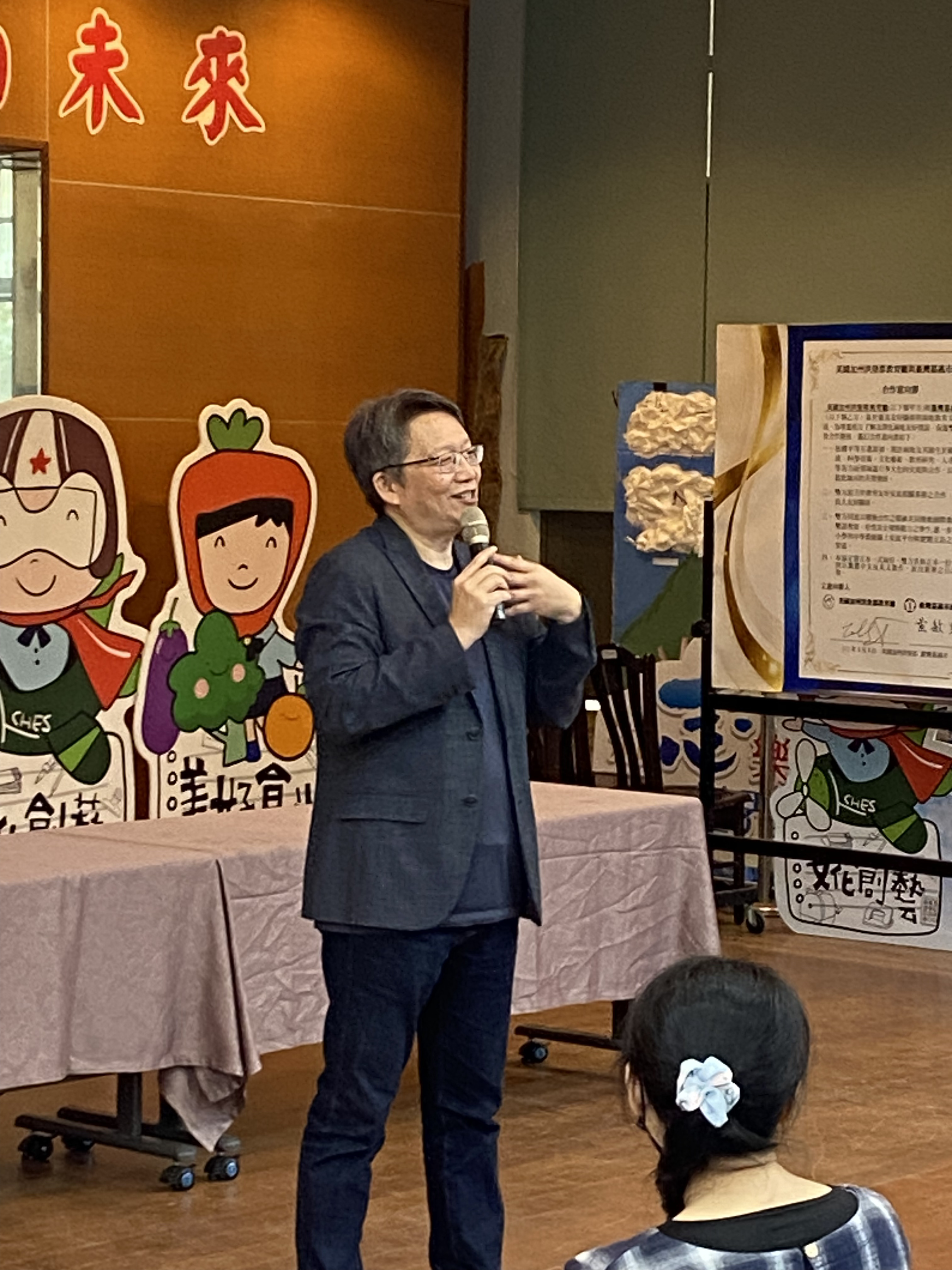 教授講解雙語教育