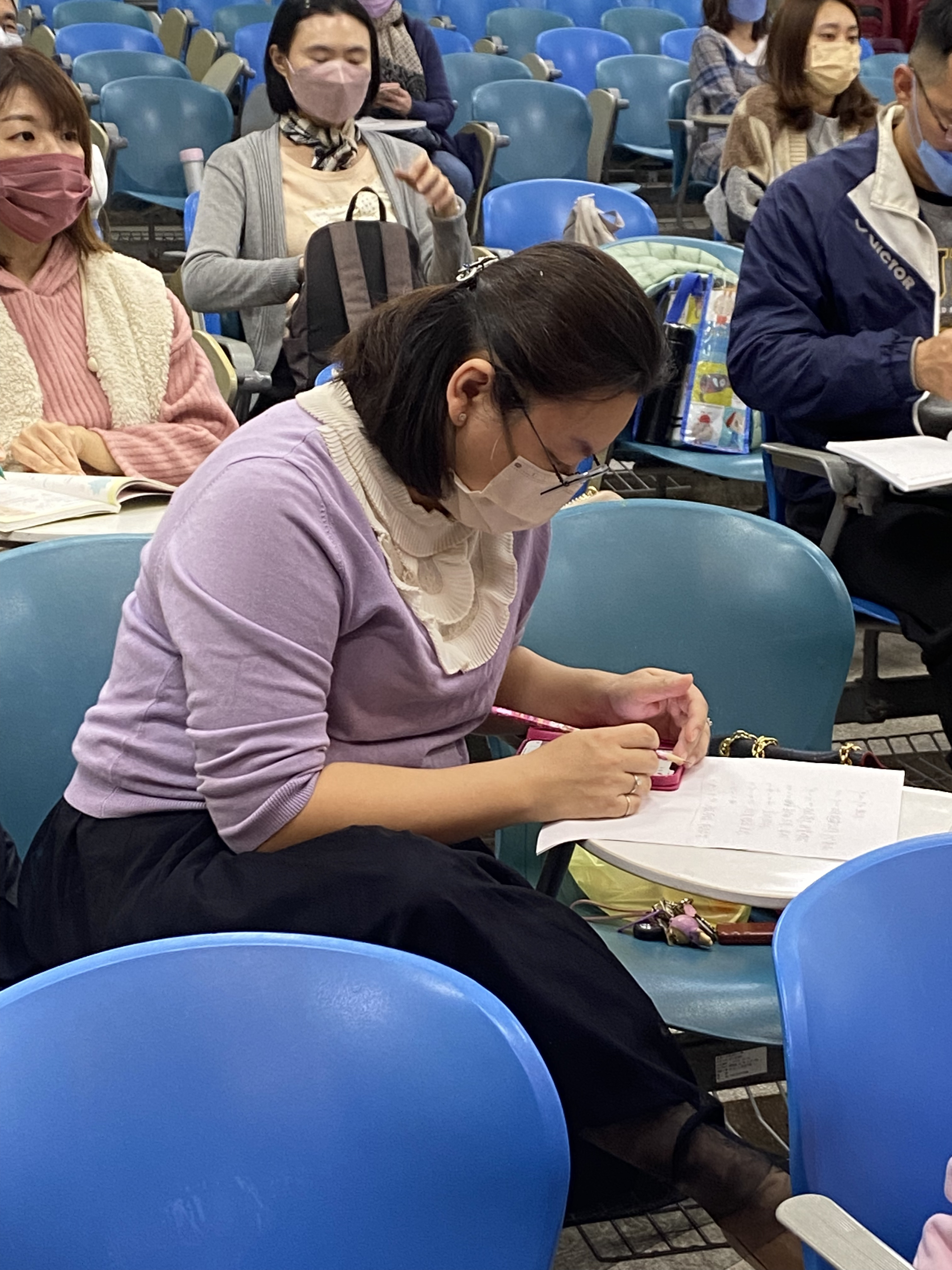 積極做筆記的主任