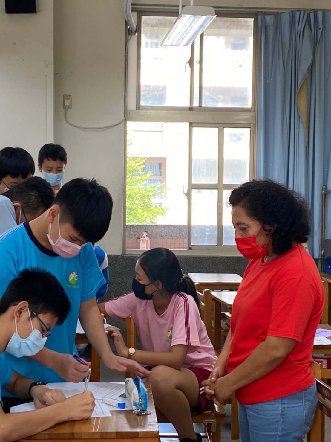 逐一與學生互動並且更正習題錯誤