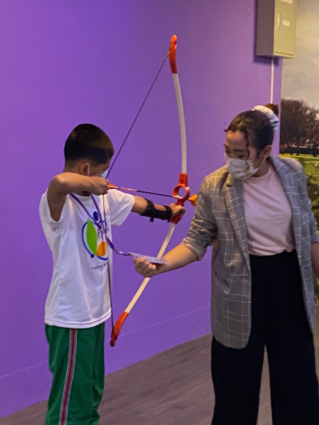 教導學生如何用正確姿勢射箭