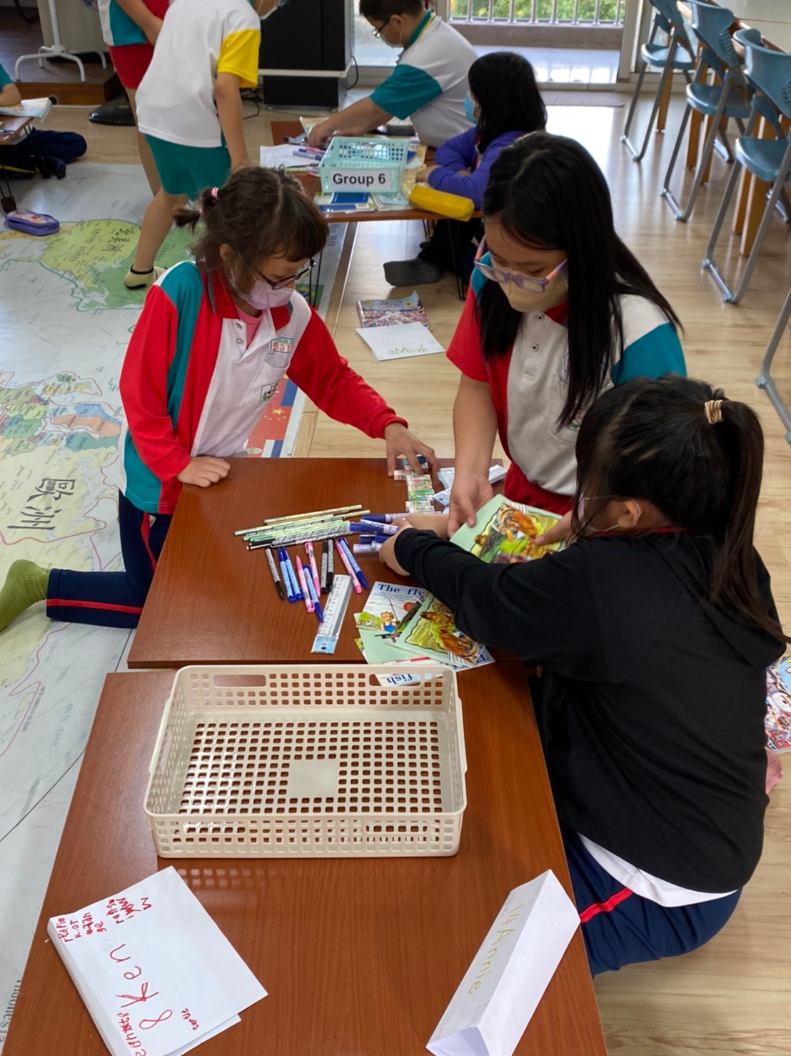 學生挑出聽到的文具