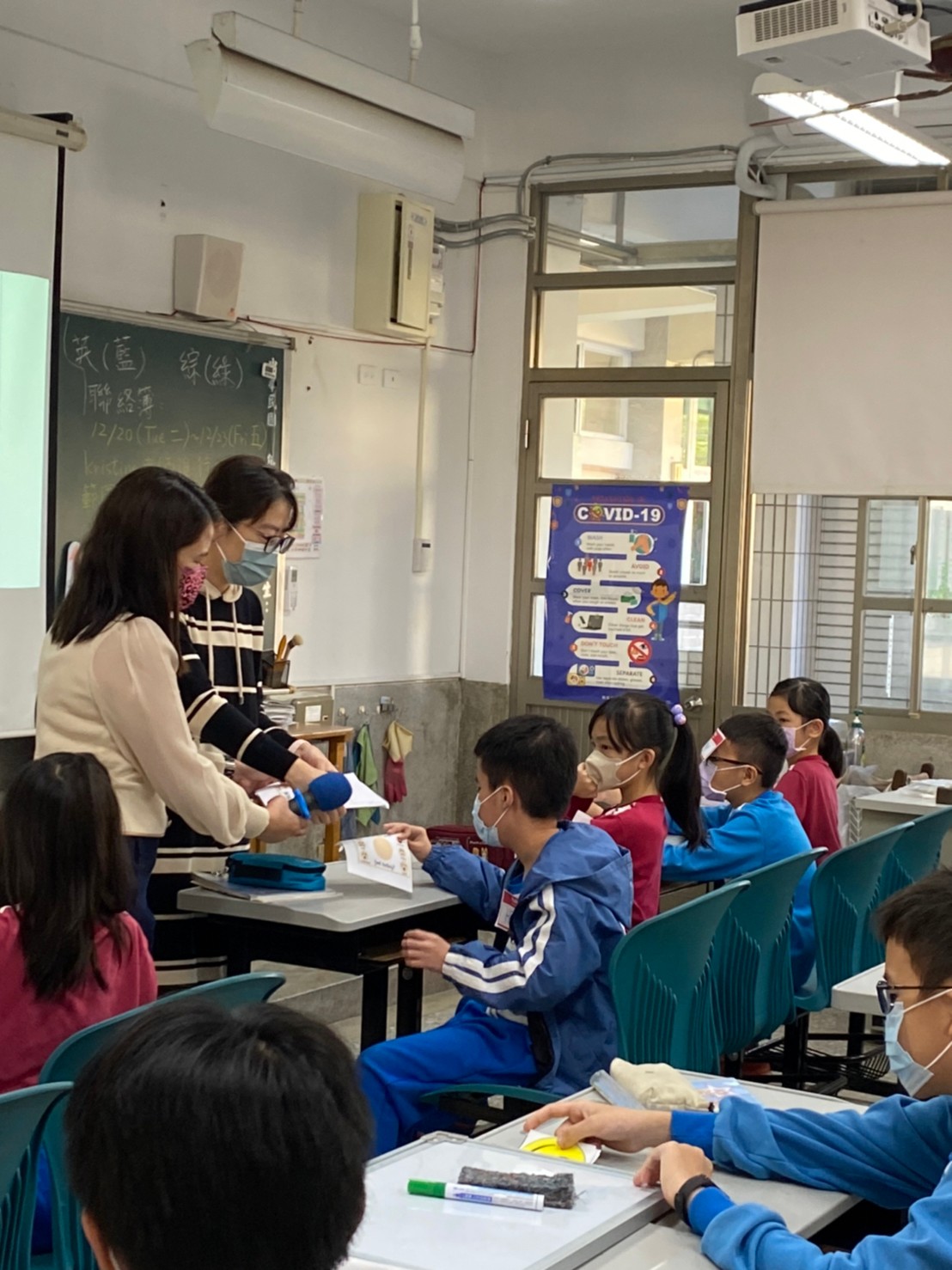 協助同學開口講英語