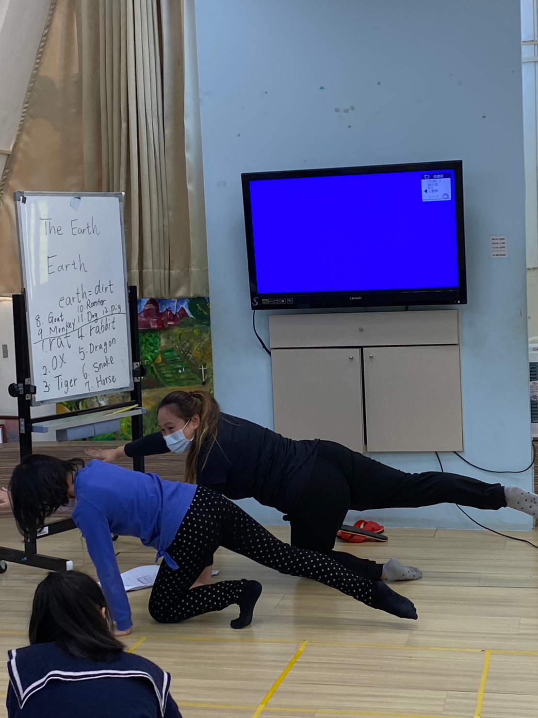 用YOGA的姿勢擺出一個動物