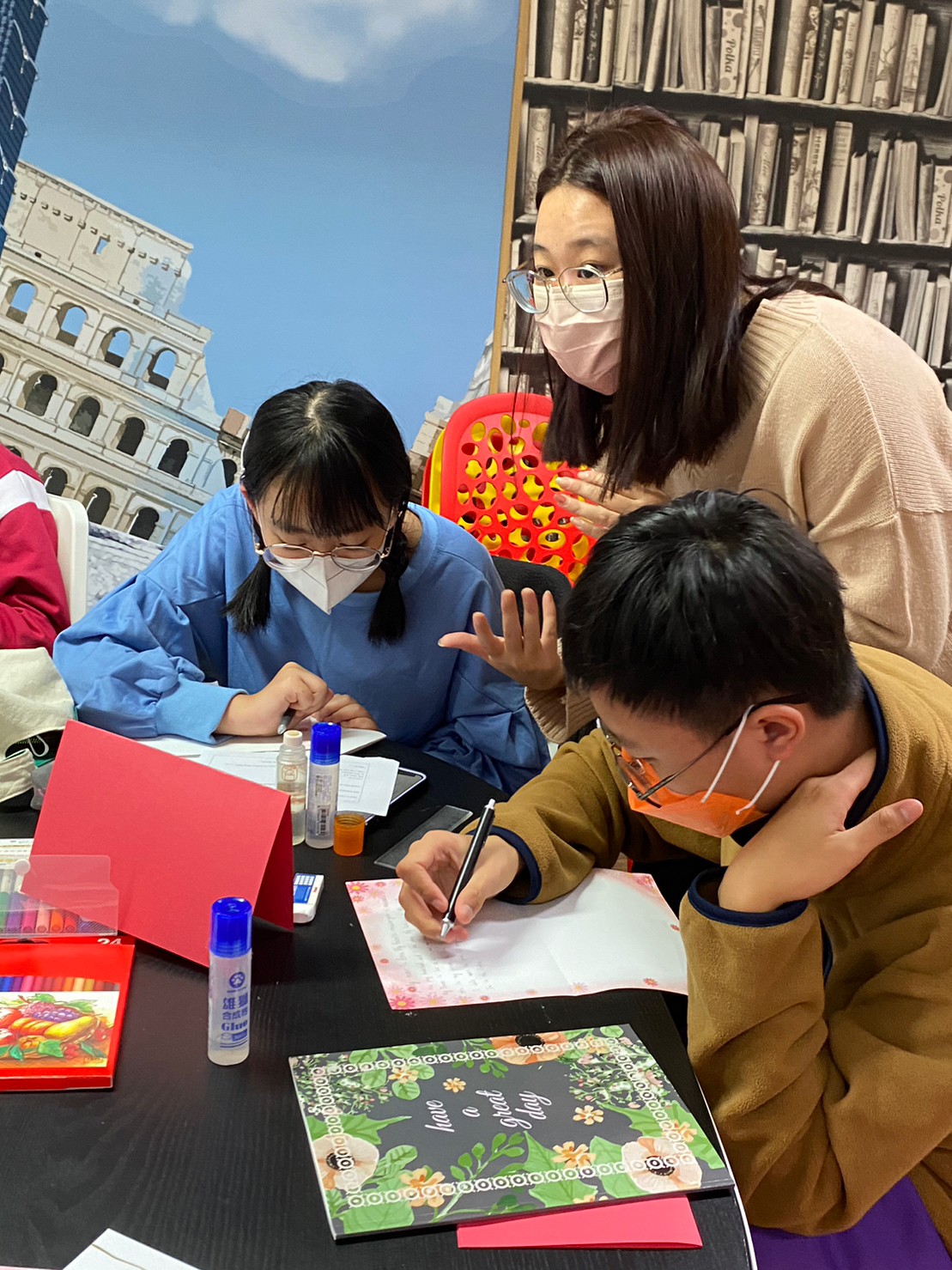 大學生擔任志工教導小朋友