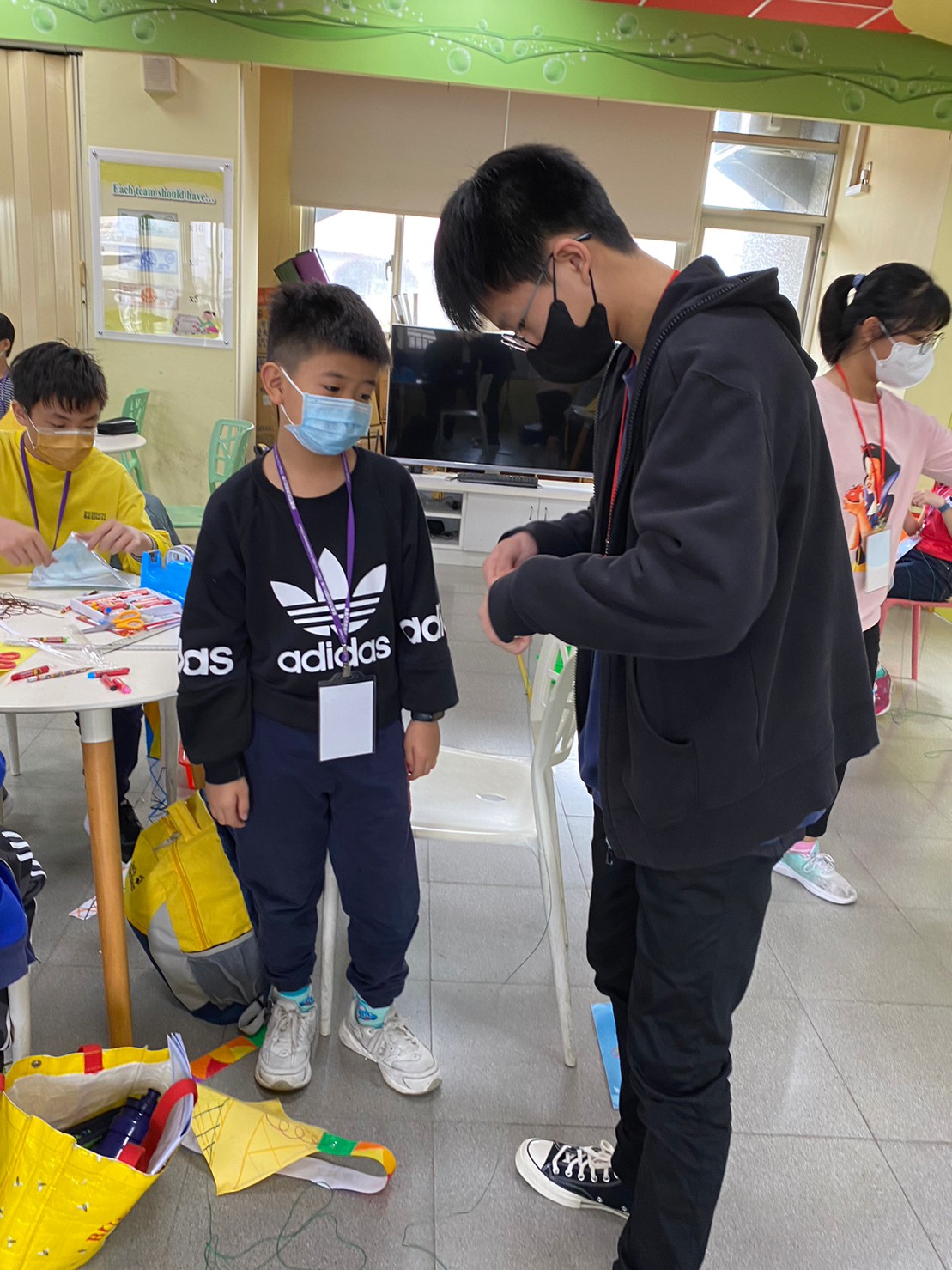 志工同學教導如何製作風箏