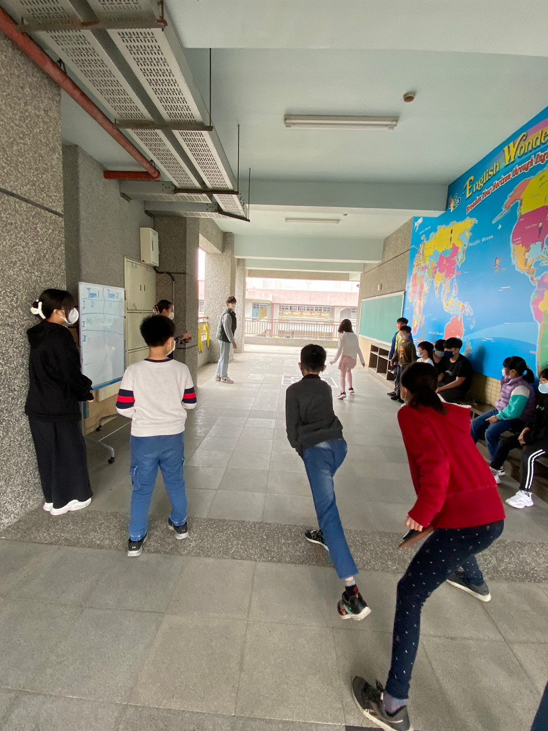 孩子們丟拖鞋