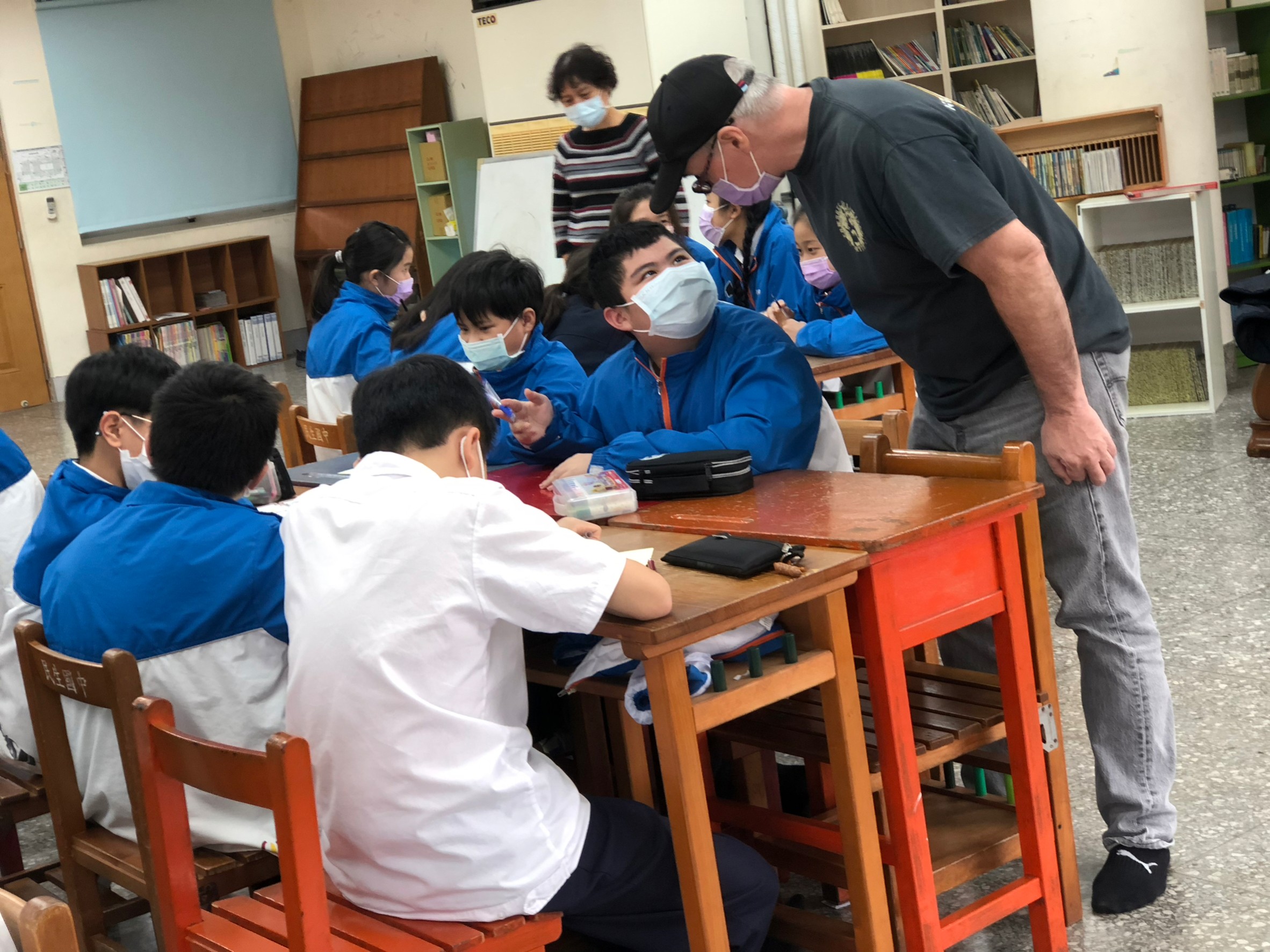 老師指導學生