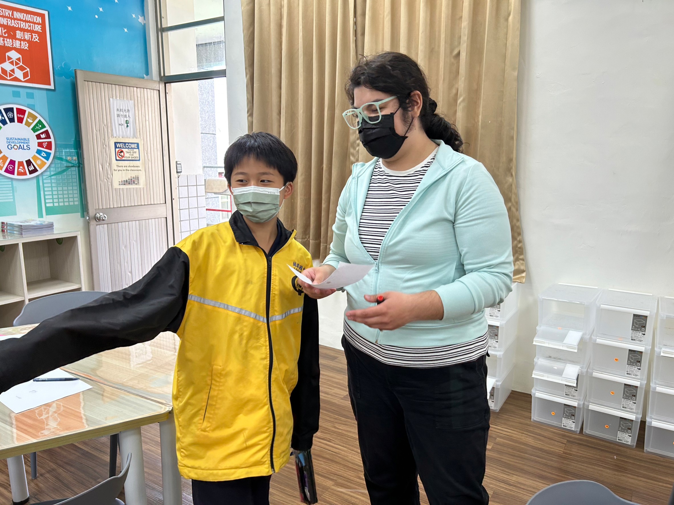 老師指導學生