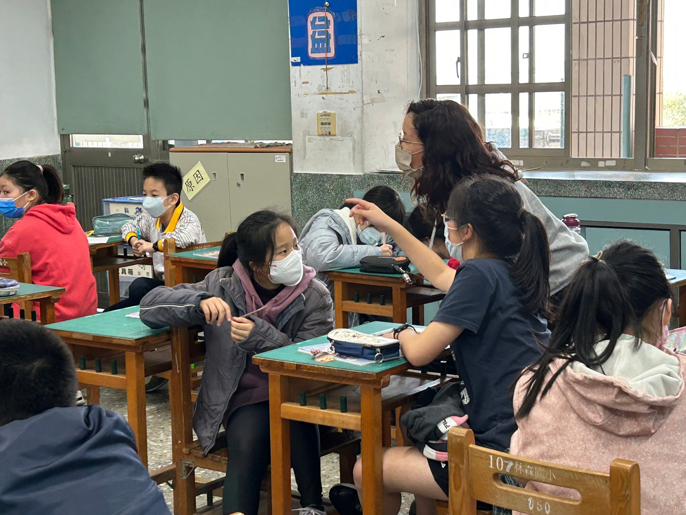 老師指導學生