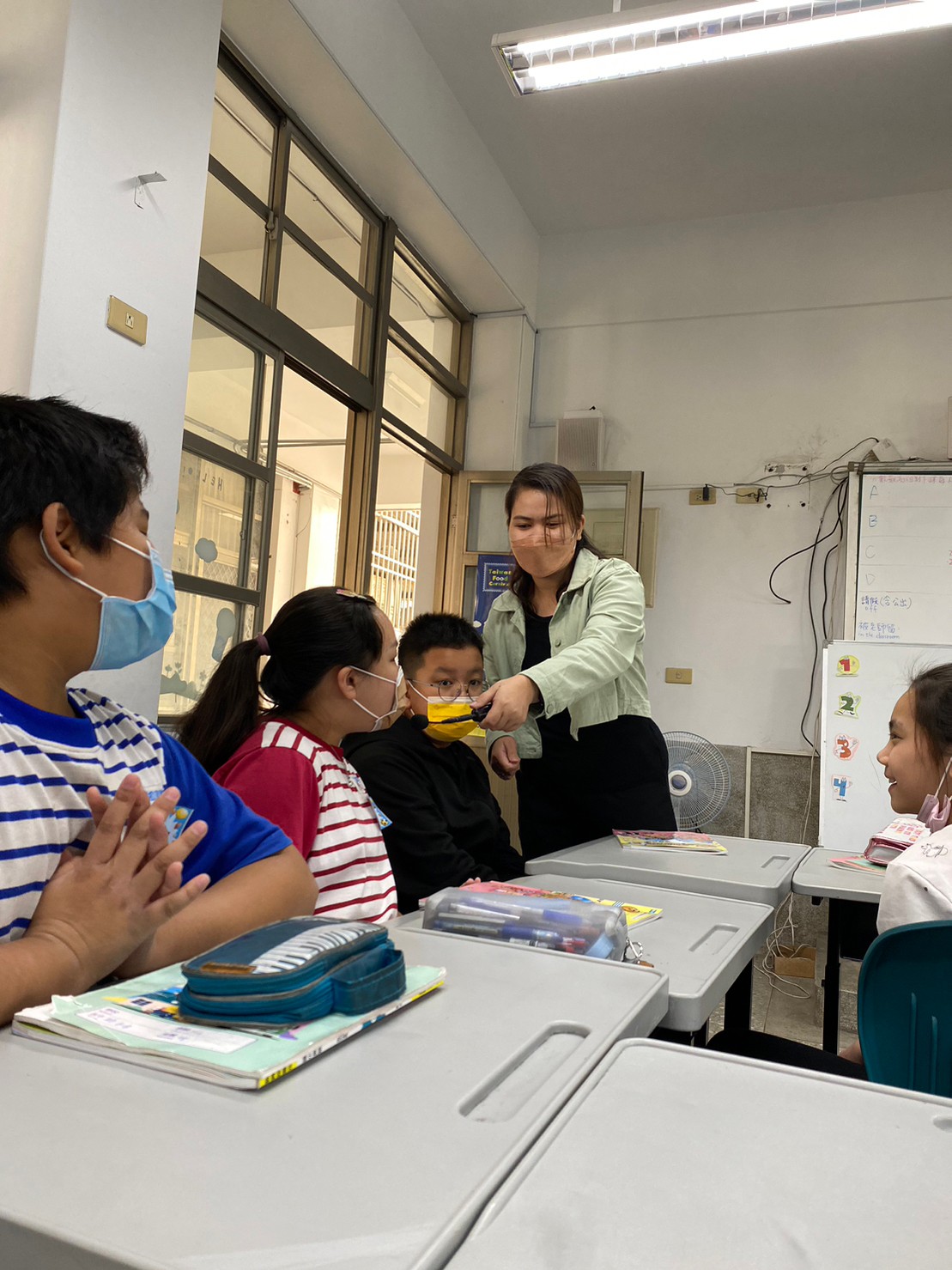 與學生互動，鼓勵學生多開口說英語