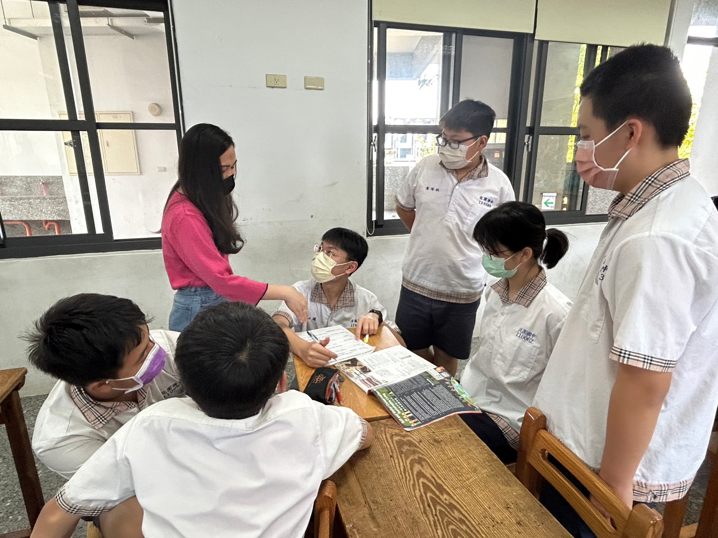 老師指導學生