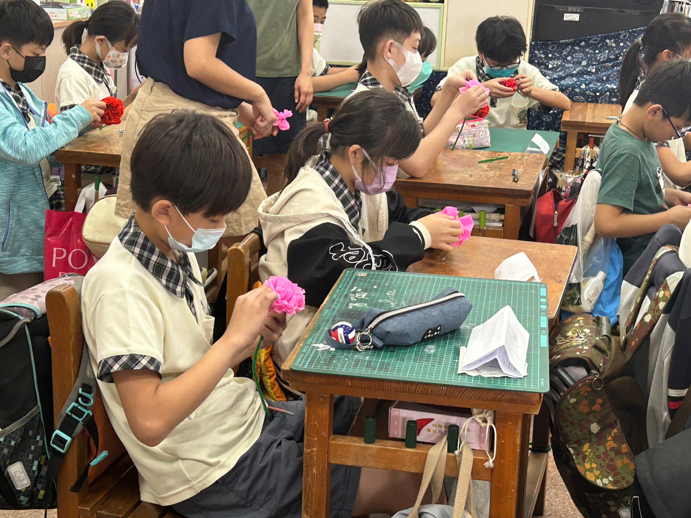 Students are making flamenco flowers