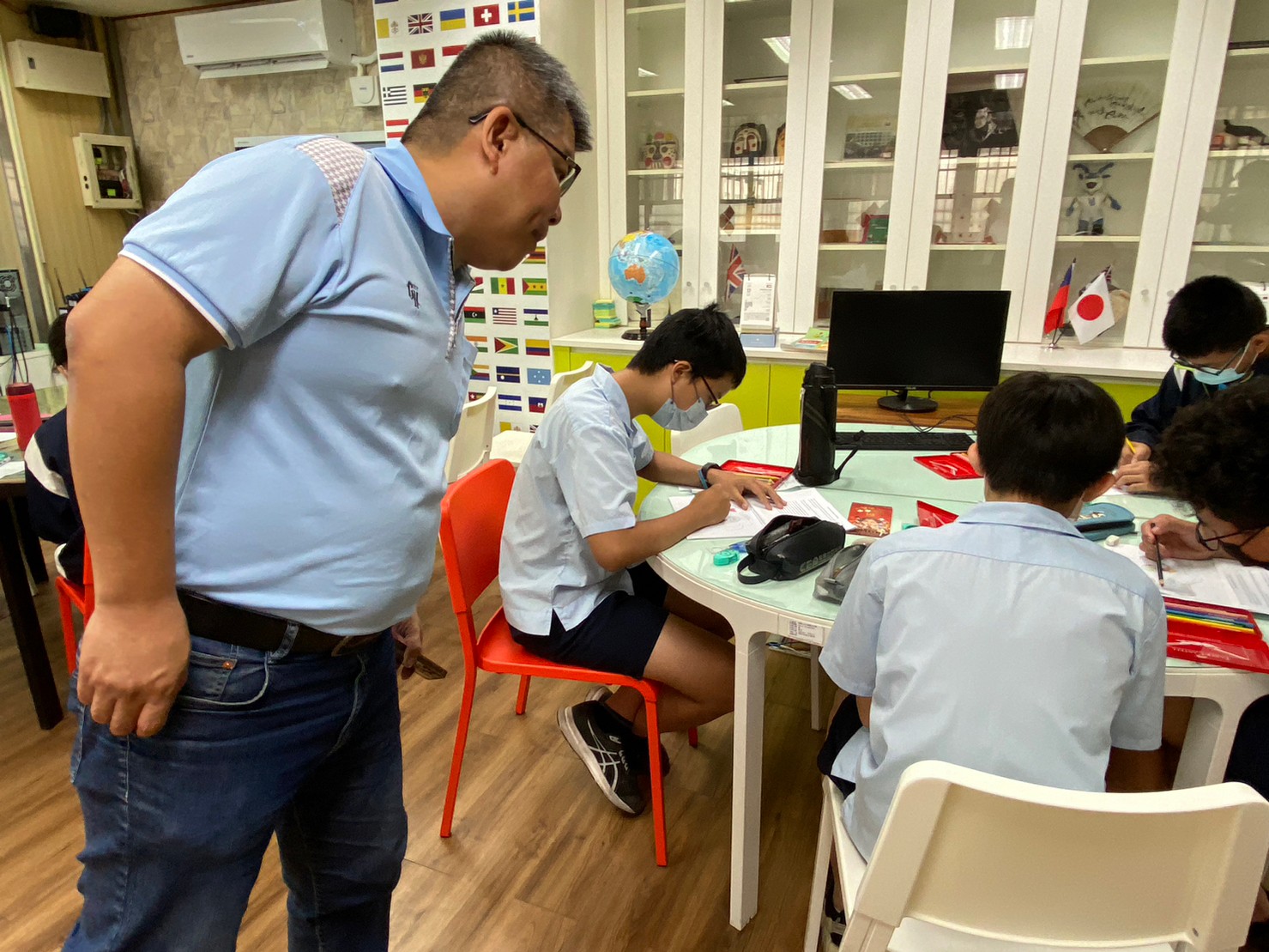 北興國中張校長至課堂中觀課