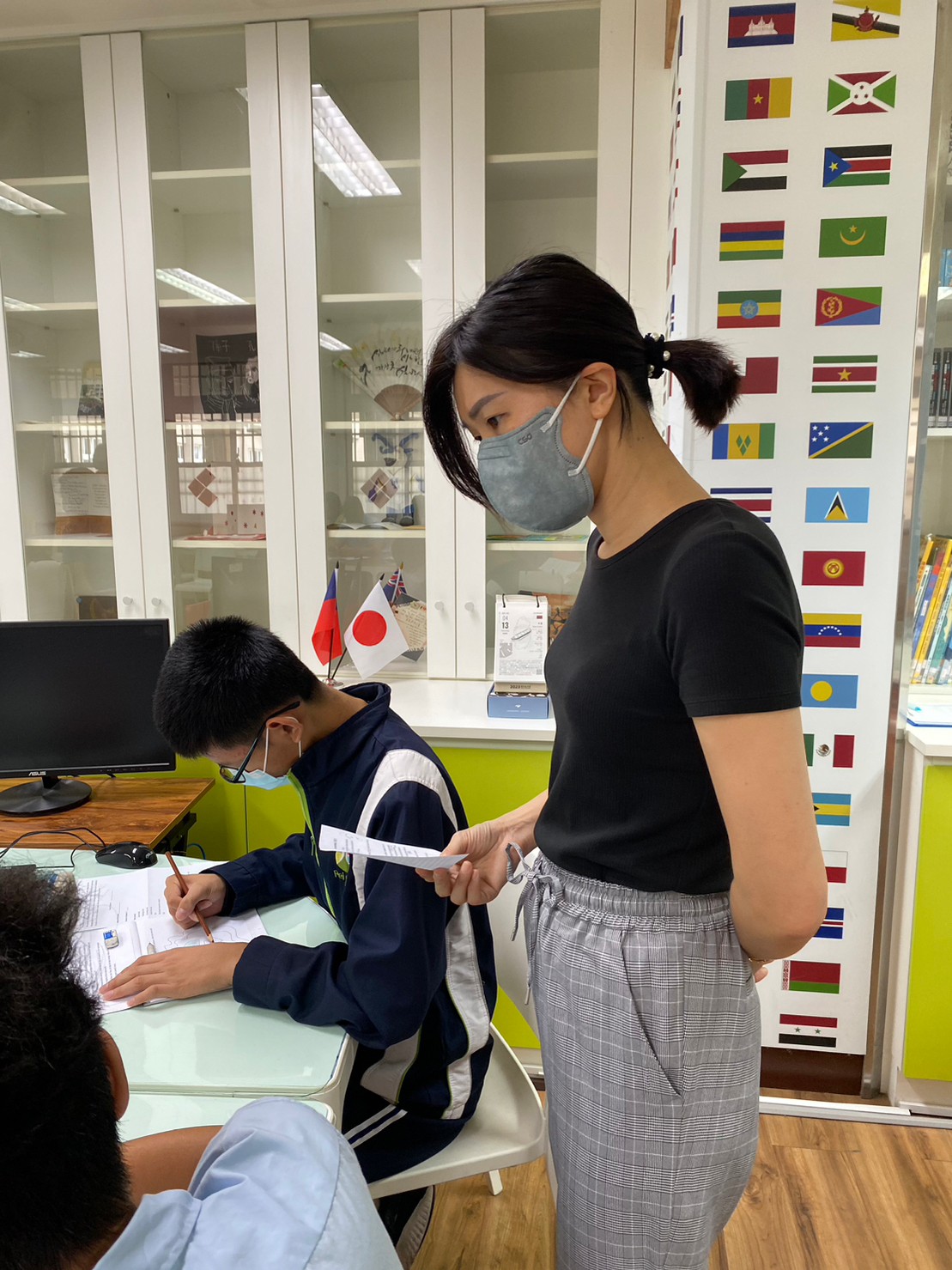 協同老師協助學生