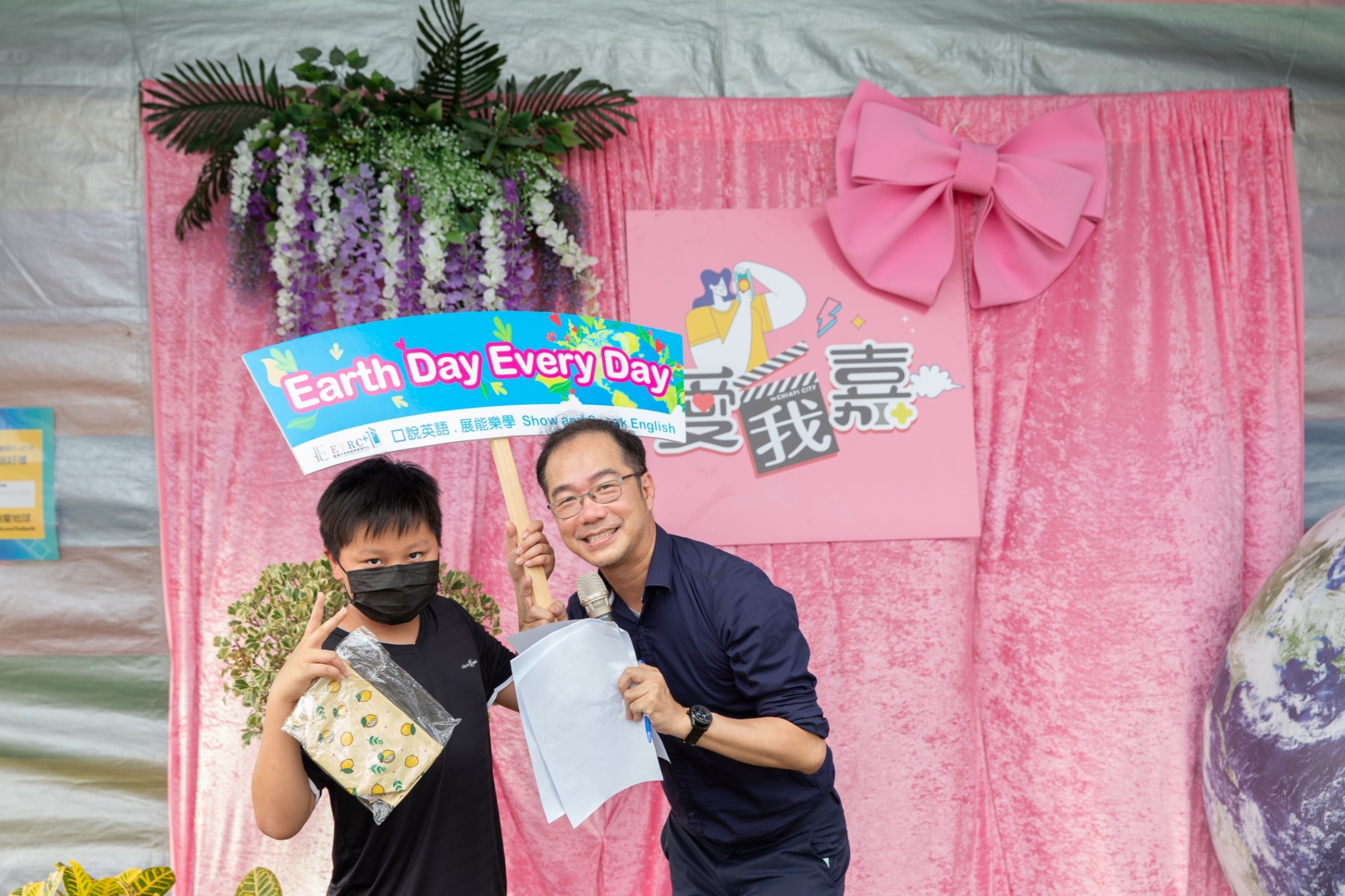 楊校長擔任主持人，主持打卡牆及活動