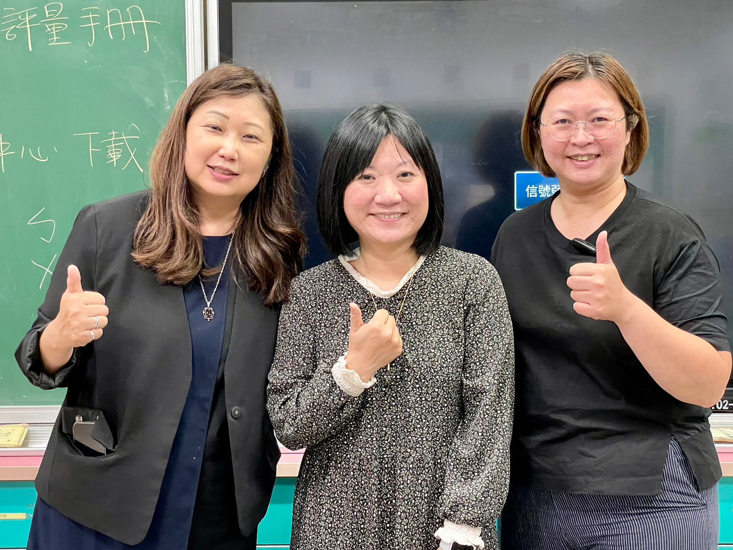林老師與校長、主任合影