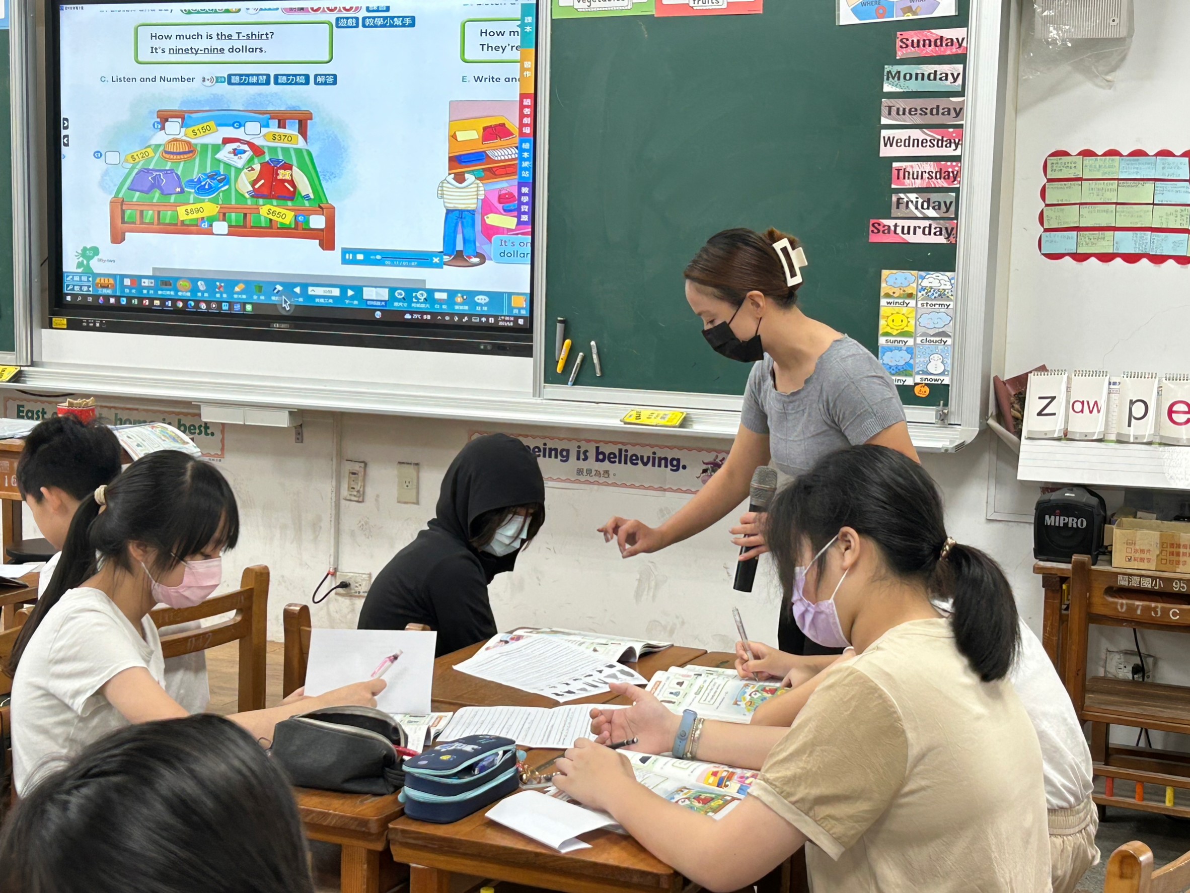 老師指導學生