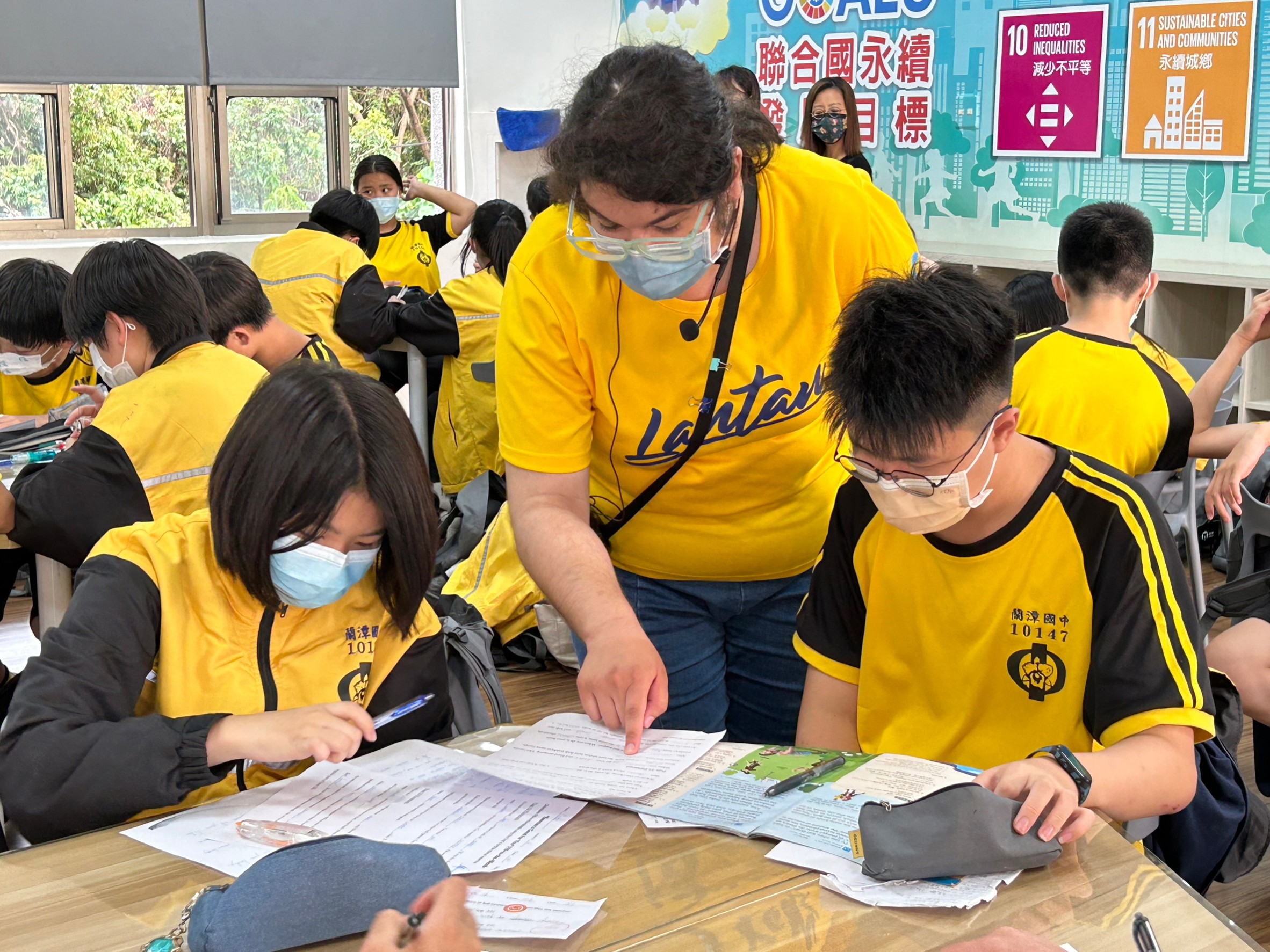 老師指導學生