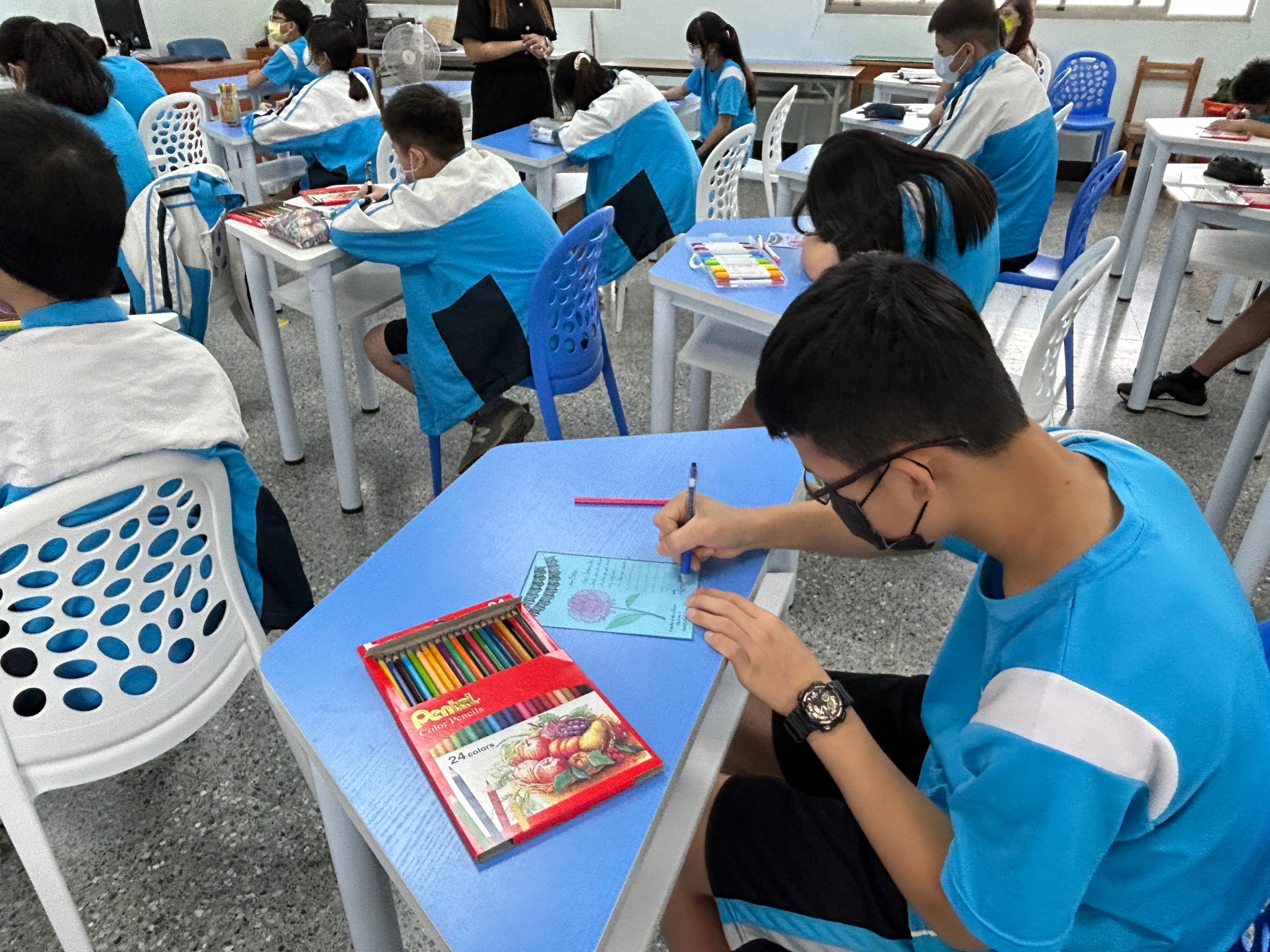 Students made Mother's Day cards.