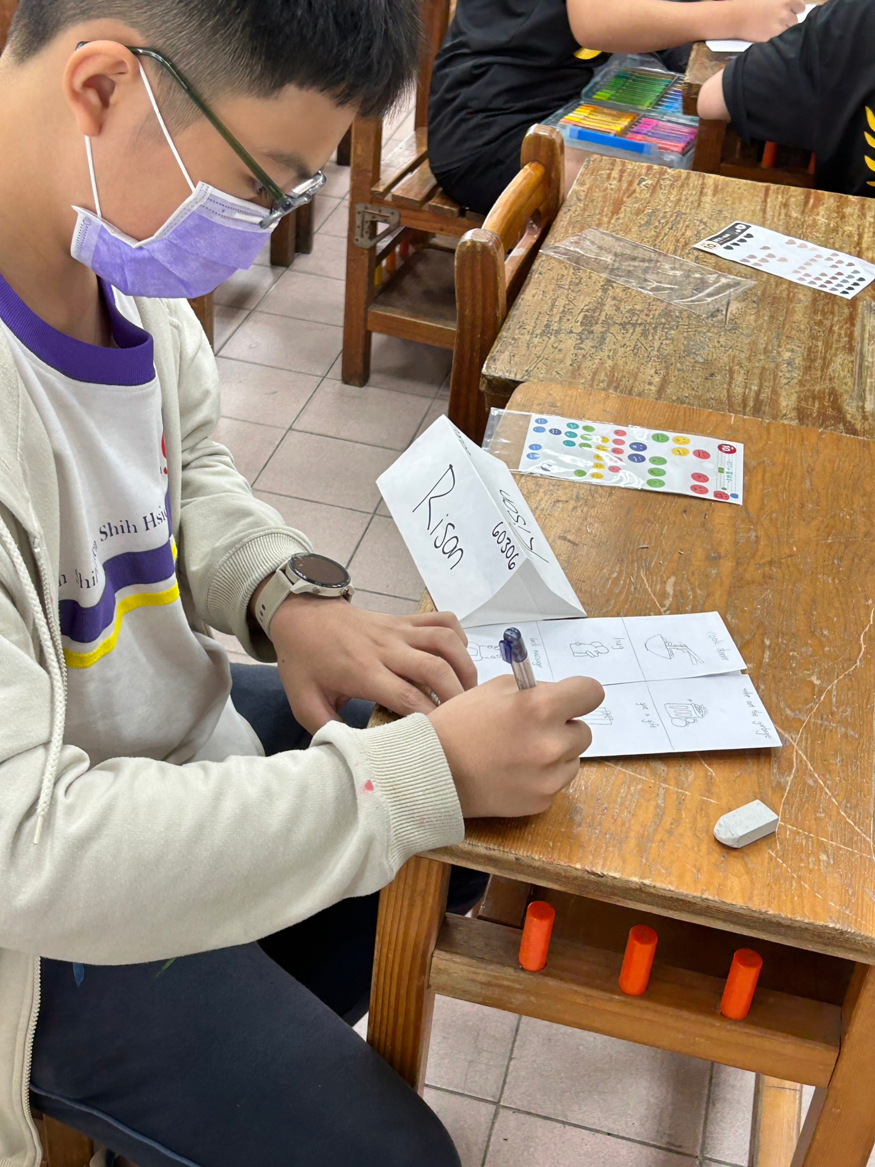 學生製作母親節卡片