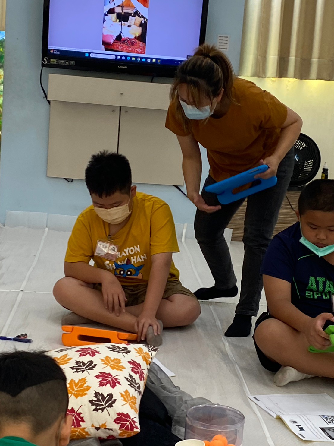 Debbie老師教學生使用平板設計自己的毛毯堡