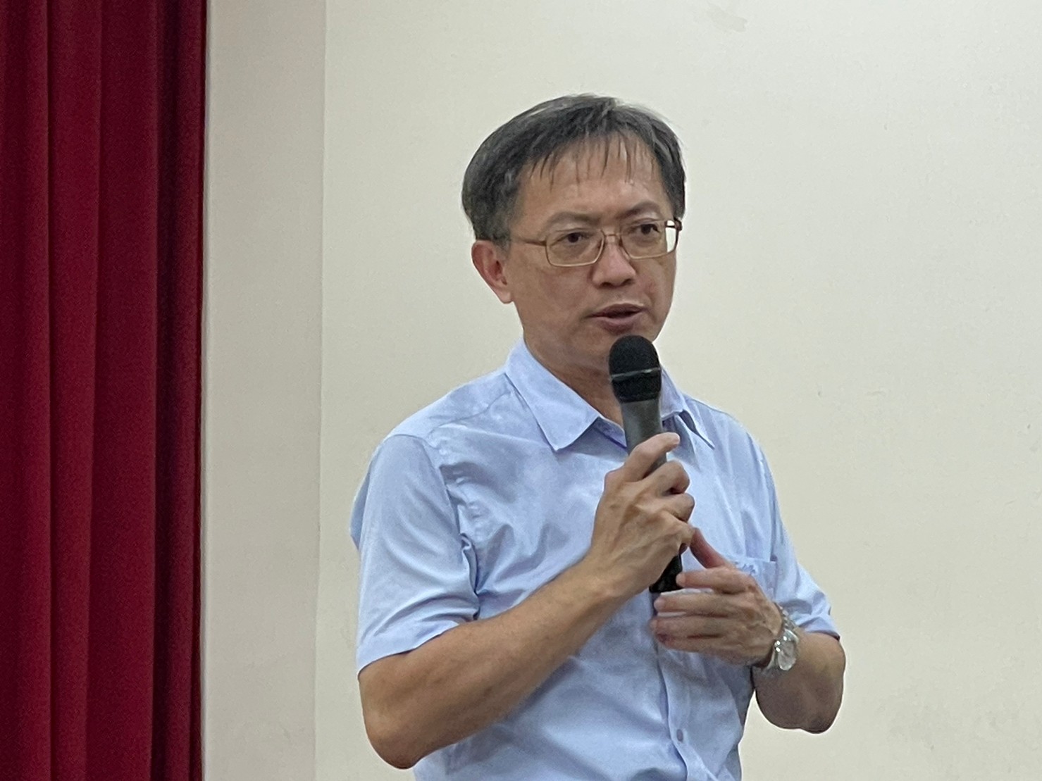 興嘉國際英語學院許主任致詞與鼓勵學生