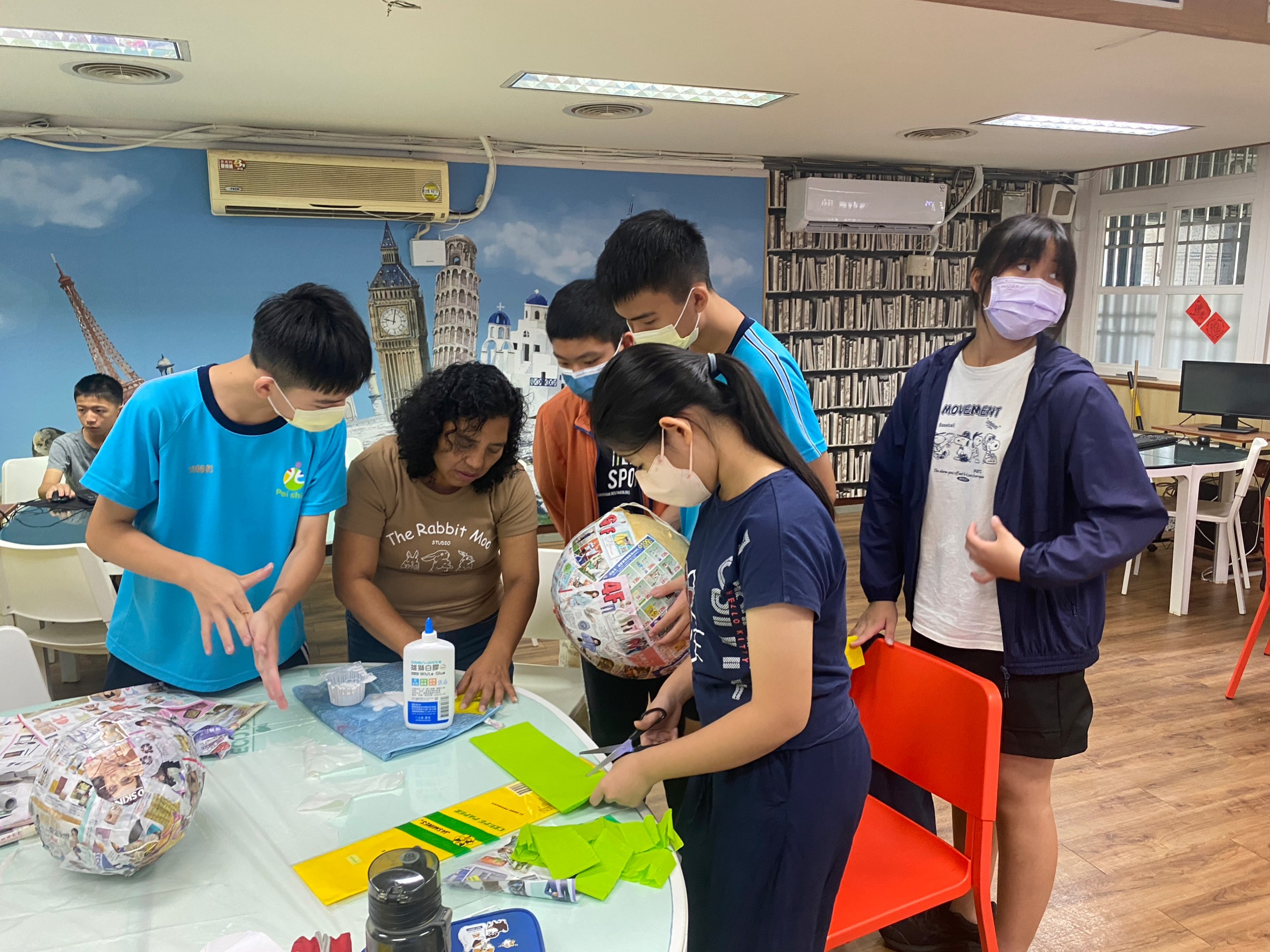 Javiola教學生如何製作Pinata