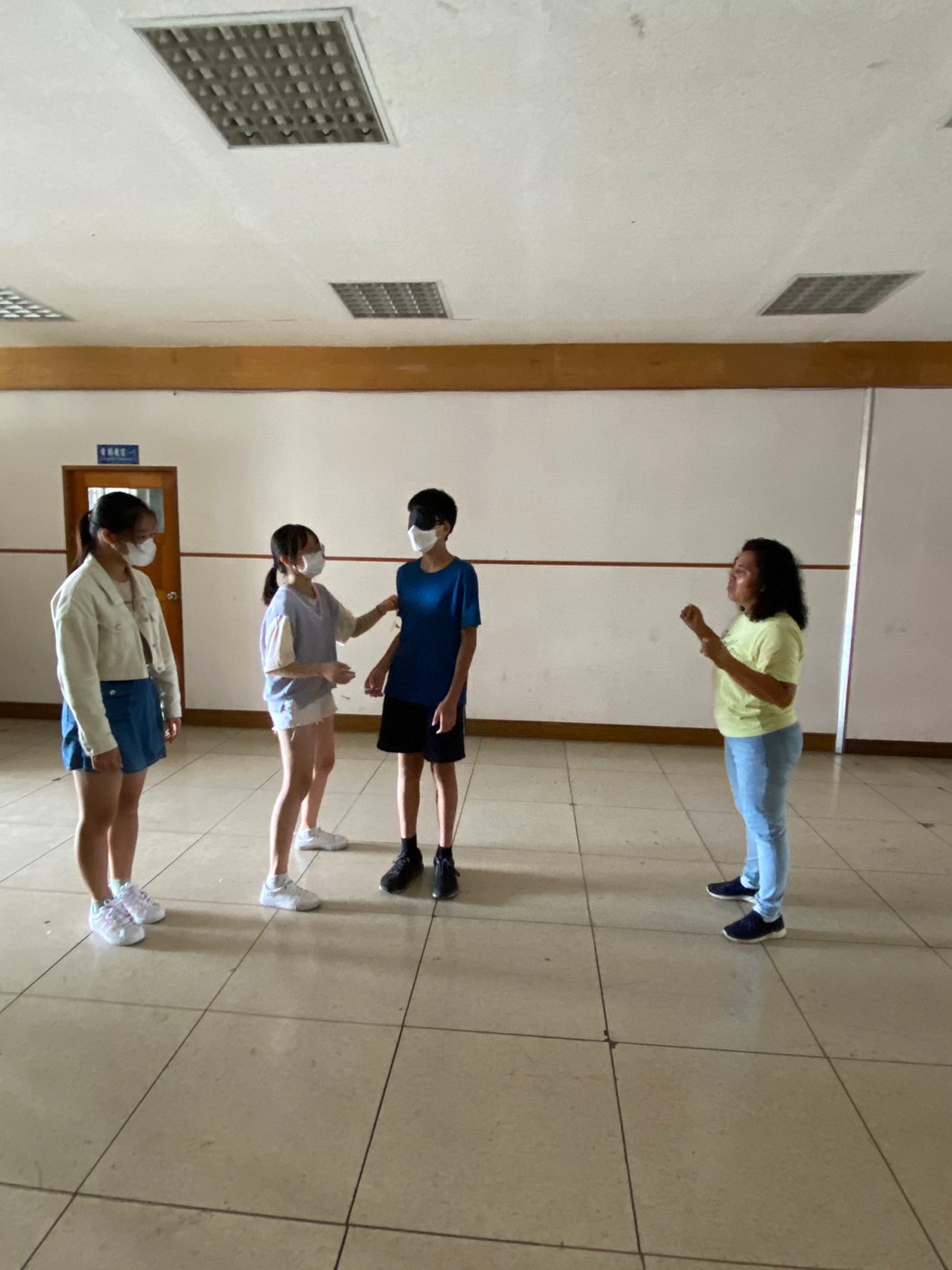 Javiola帶領學生試玩遊戲